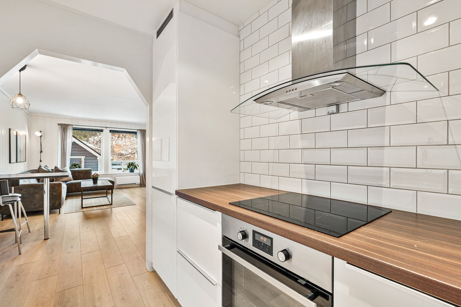 - Godt med skap- og benkeplass til glede for kokken - Galleribilde