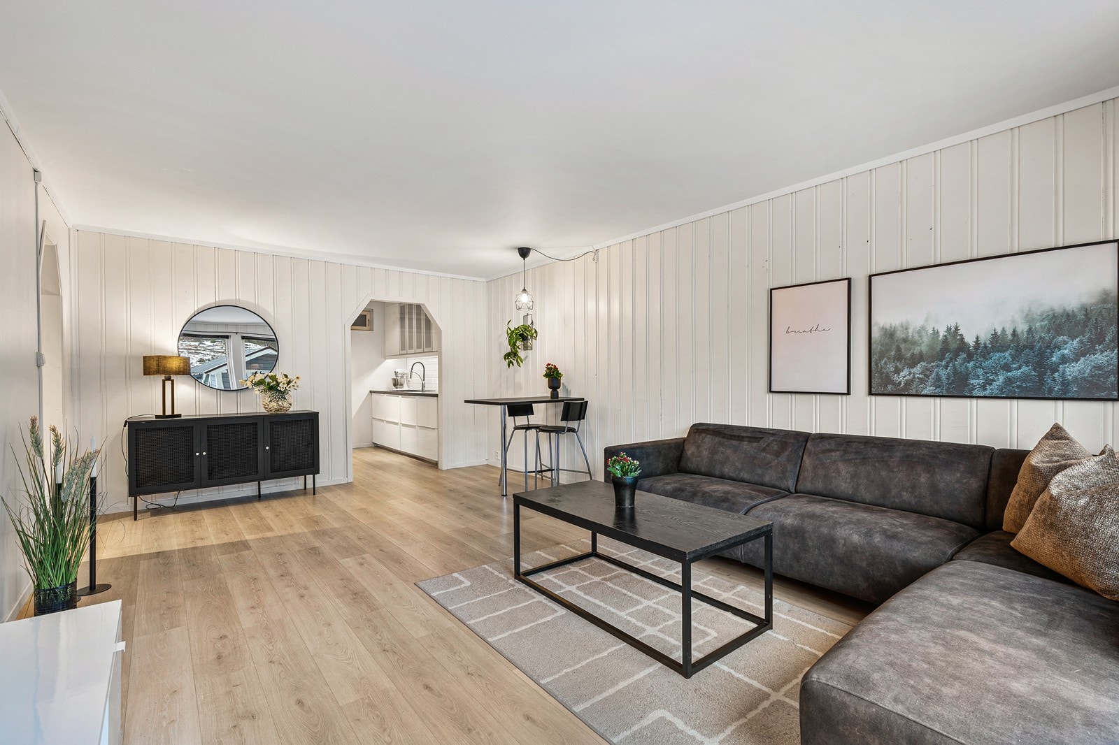 - Stuen måler 24m² og har god plass til sofagruppe samt en hyggelig spisesone i naturlig tilknytning til kjøkkenet - Galleribilde