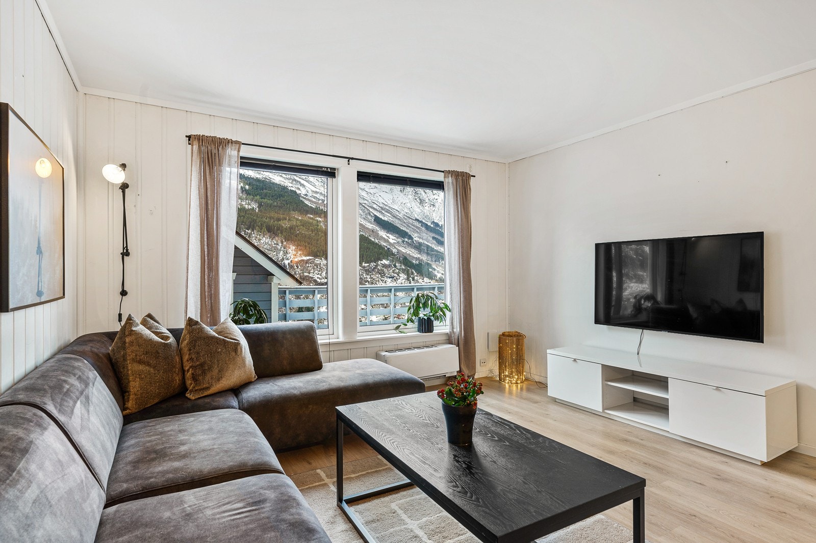 - De store vindusflatene bidrar til godt med verdifullt lysinnslipp - Galleribilde