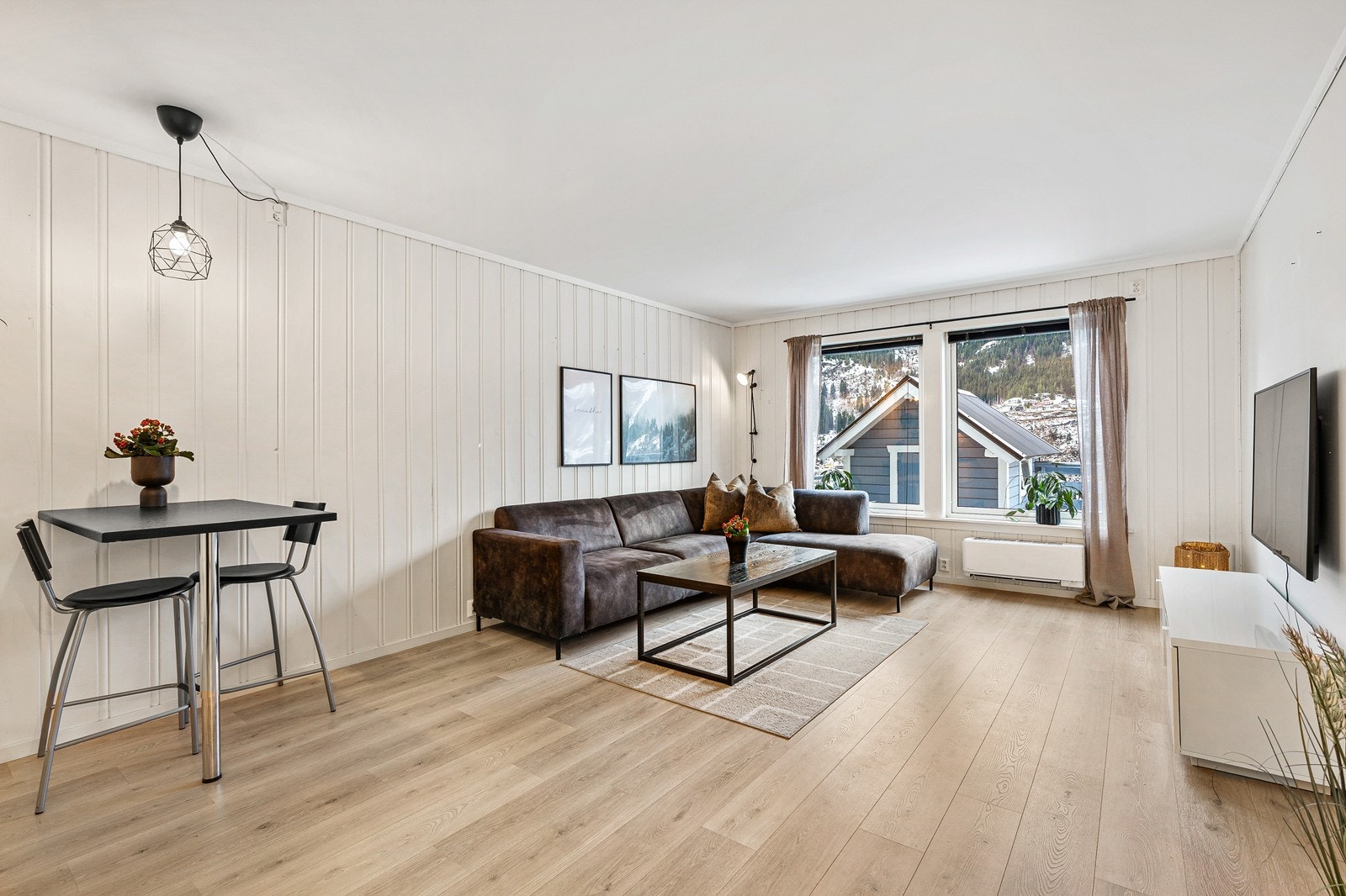 - Leiligheten inneholder gang, soverom, bad/vaskerom, 2 boder, stue og kjøkken - Galleribilde