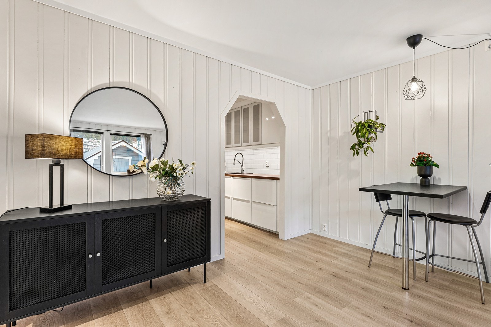 - Den delvis åpne løsningen mellom stue og kjøkken sørger for en sosial sone - Galleribilde