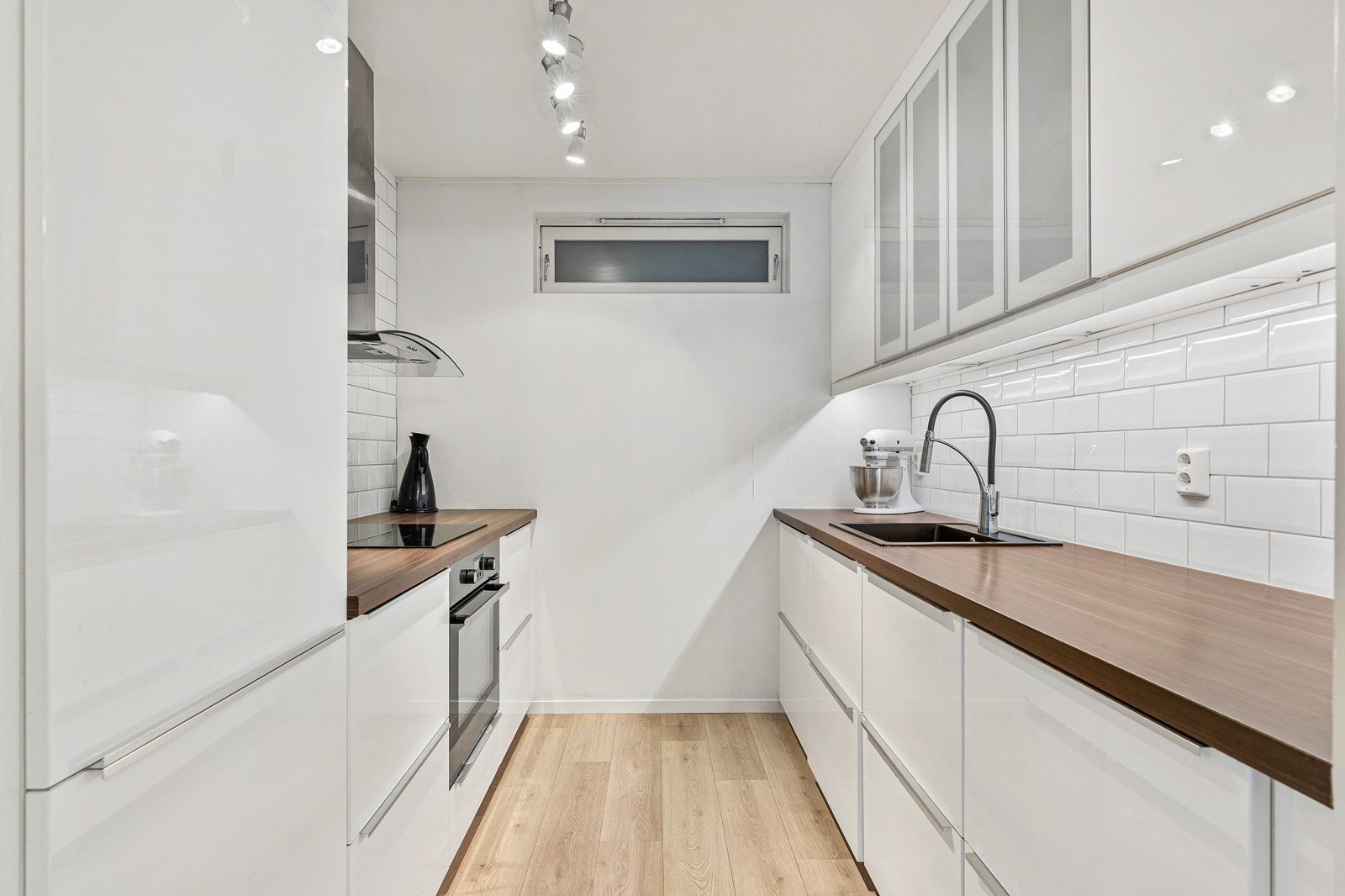 - Nyere kjøkkeninnredning med slette fronter og benkeplate av laminat - Galleribilde