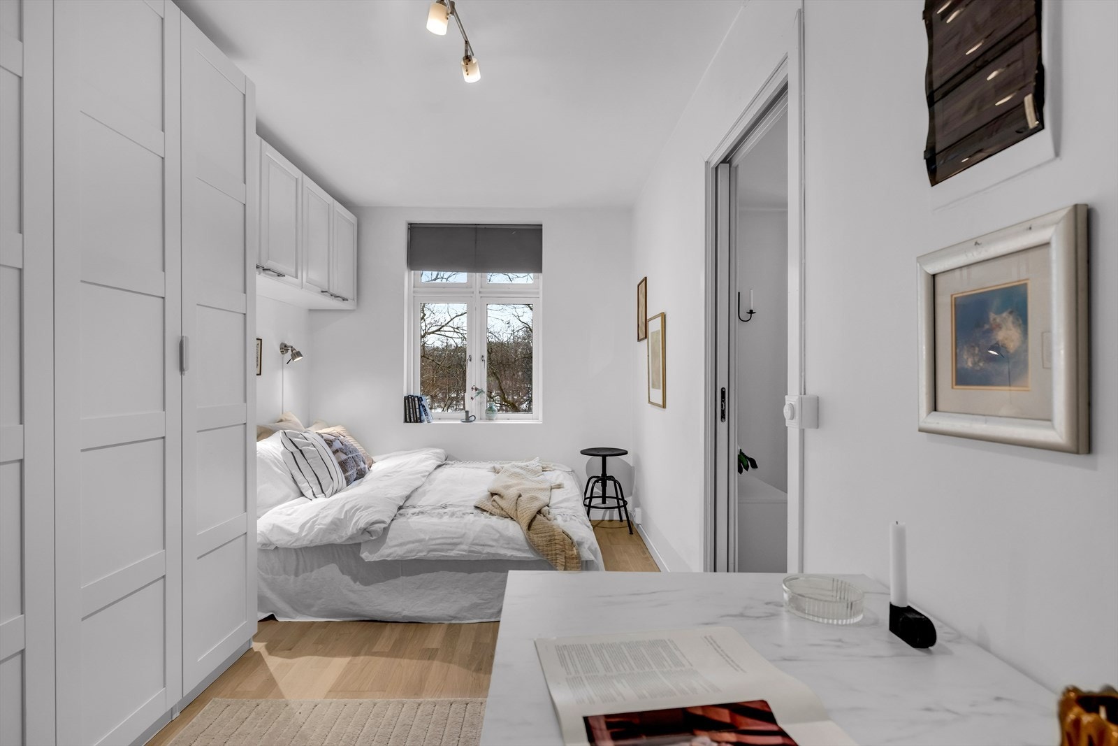 De lyse fargevalgene på veggene, sammen med store vindusflater, skaper en lys og behagelig atmosfære. Galleribilde