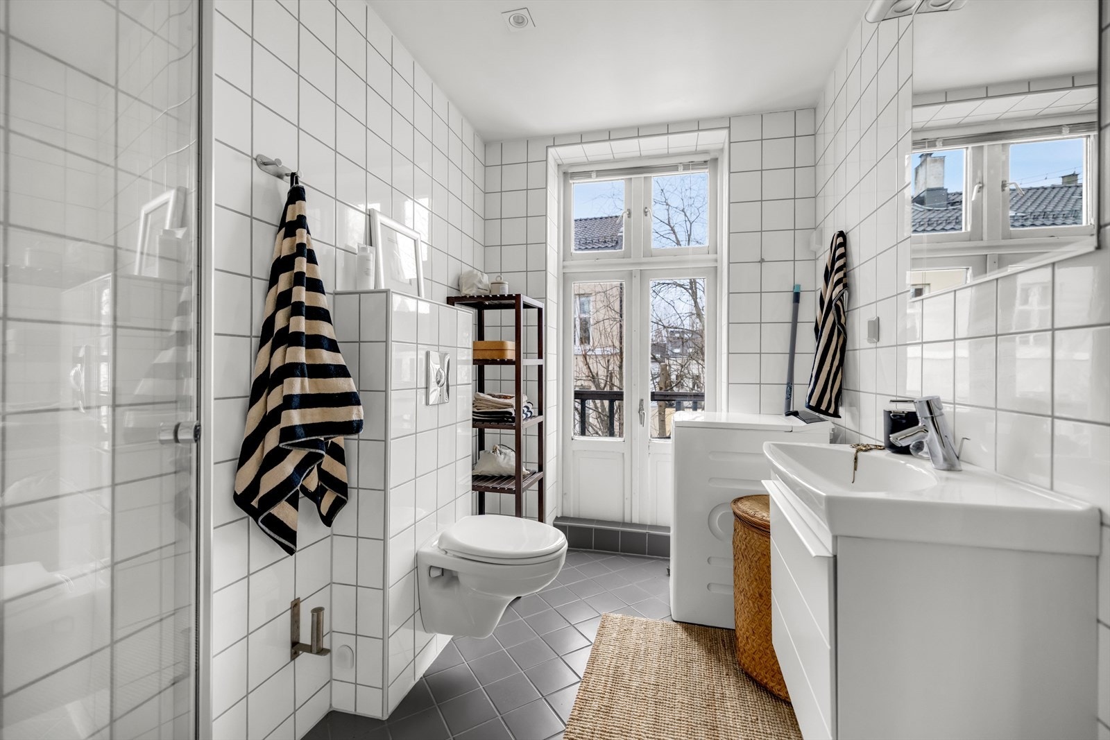 Pent, flislagt baderom med downlights i himlingen og elektrisk gulvvarme. Galleribilde