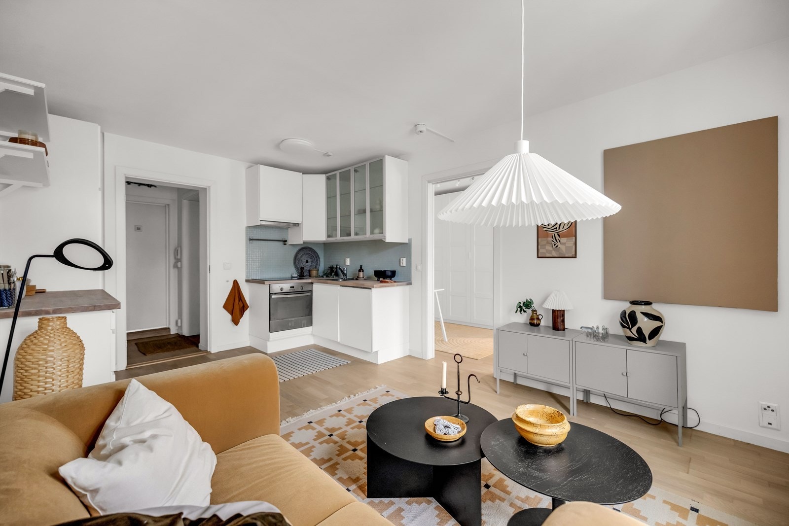 Gulvet er belagt med 3-stavs parkett som er slipt og behandlet, og veggene er malt i lyse fargetoner. Galleribilde