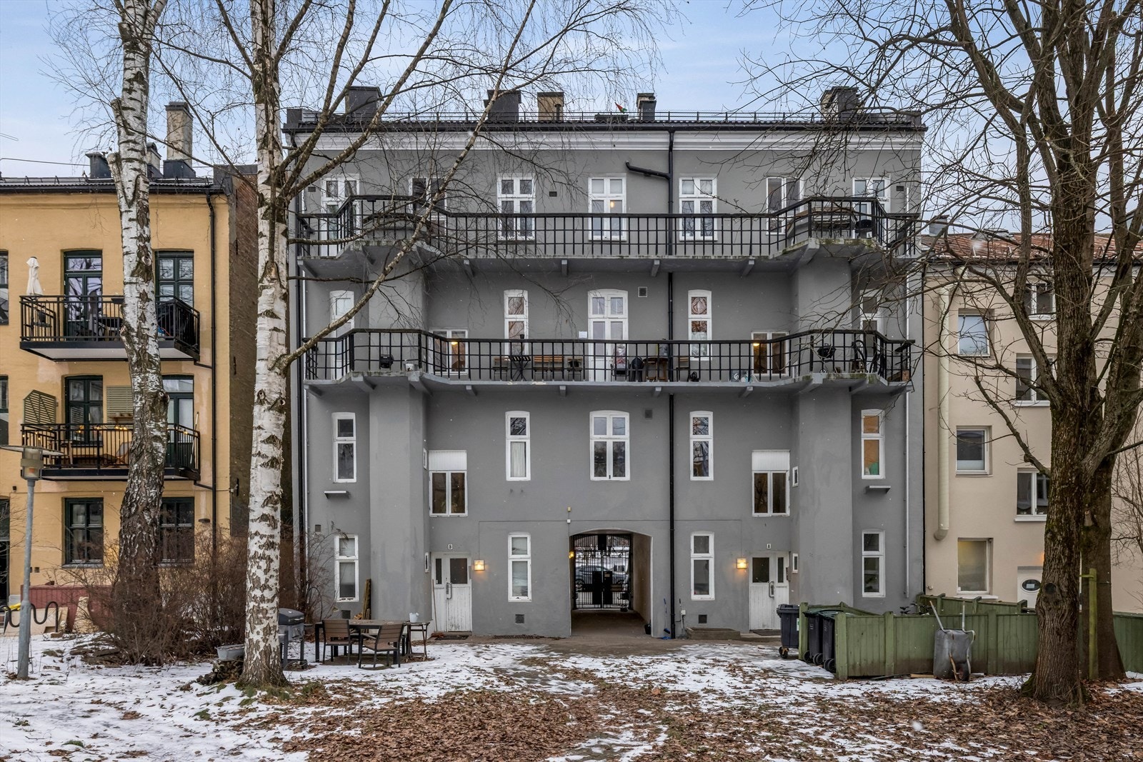 Vakker bakgård bestående av stort grøntområde og beplanting. Galleribilde