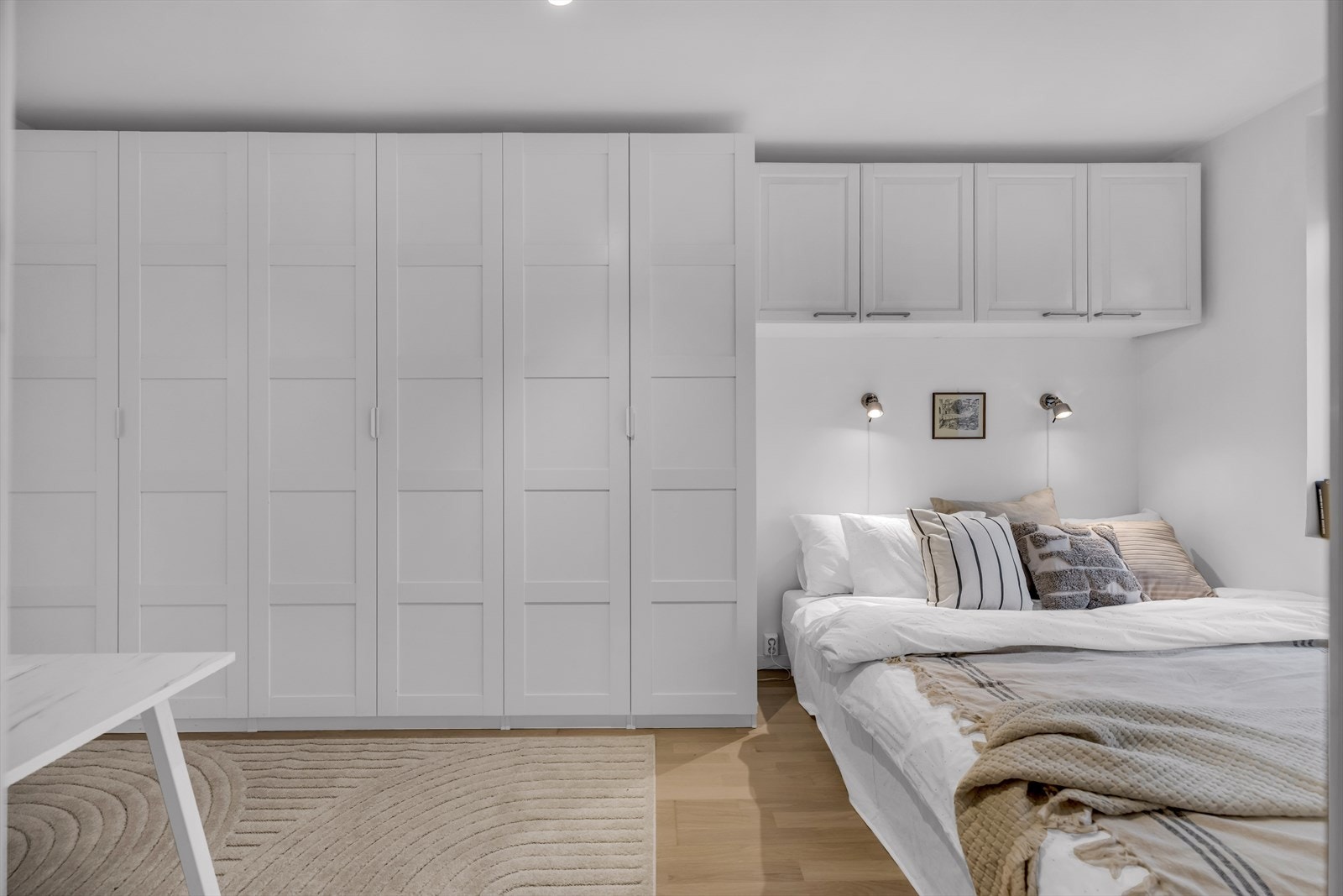 Soverommet er romslig, med plass til dobbeltseng, nattbord og tilhørende møbler. Galleribilde