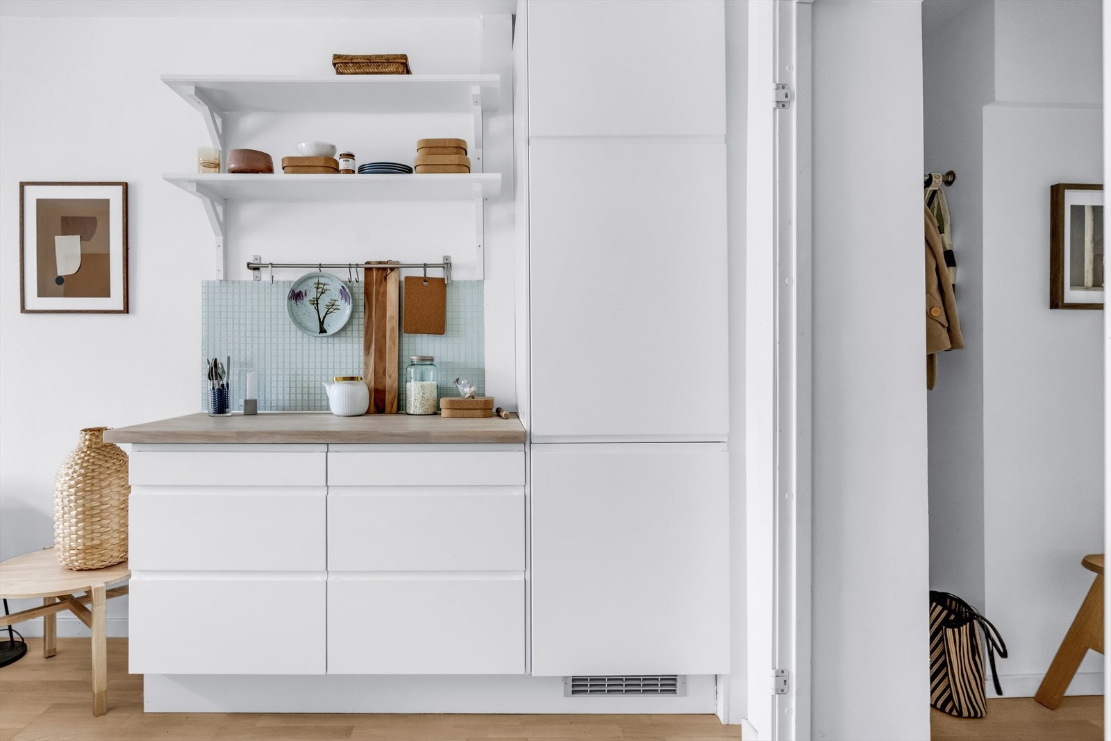 Det er integrerte hvitevarer bestående av platetopp, stekeovn, oppvaskmaskin og kombinert kjøl/fryseskap, samt kullfilterventilator over kokeplass. Galleribilde