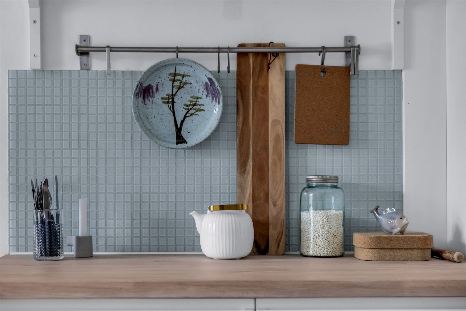 Varmtvannstank er diskret plassert i kjøkkeninnredningen. Galleribilde