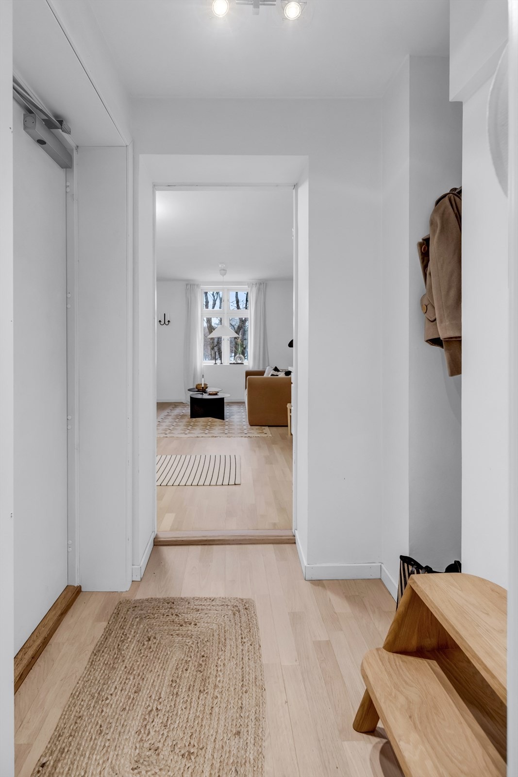 Leiligheten har en innbydende entré som skaper et umiddelbart godt førsteinntrykk. Galleribilde