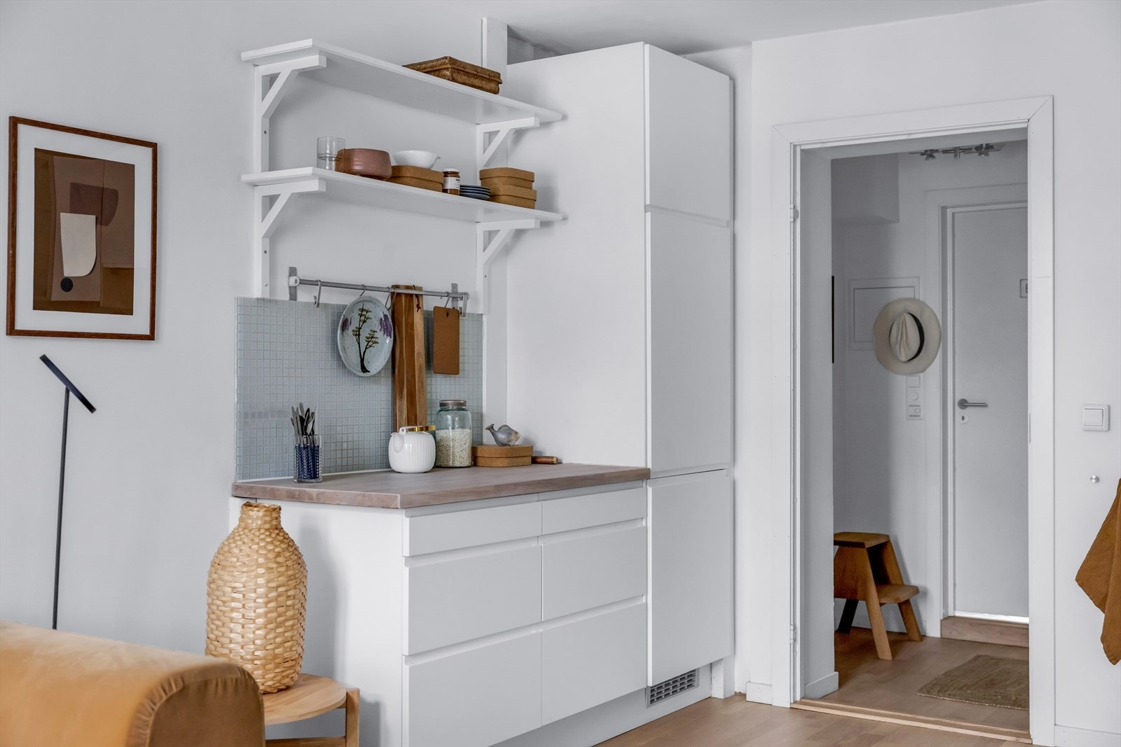 Innredningen har glatte fronter og heltre benkeplate med nedfelt vask. Galleribilde