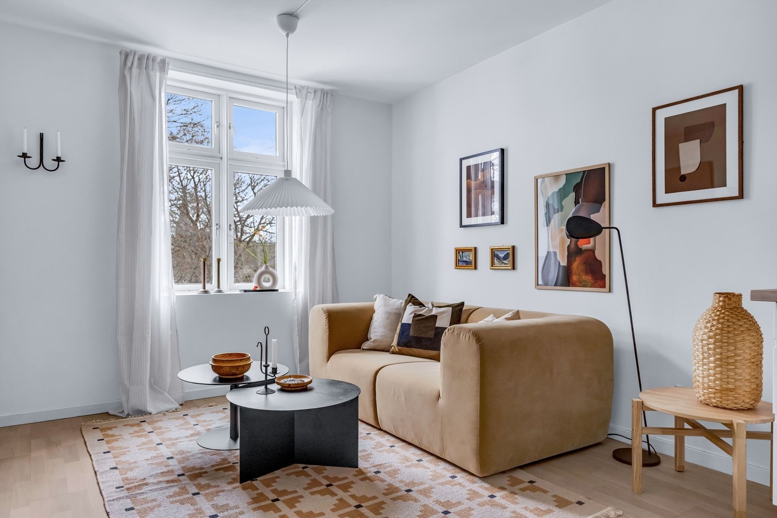 Den åpne og fleksible planløsningen gir gode møbleringsmuligheter, med naturlig plass til både sofagruppe, TV-møblement og spisebord. Galleribilde