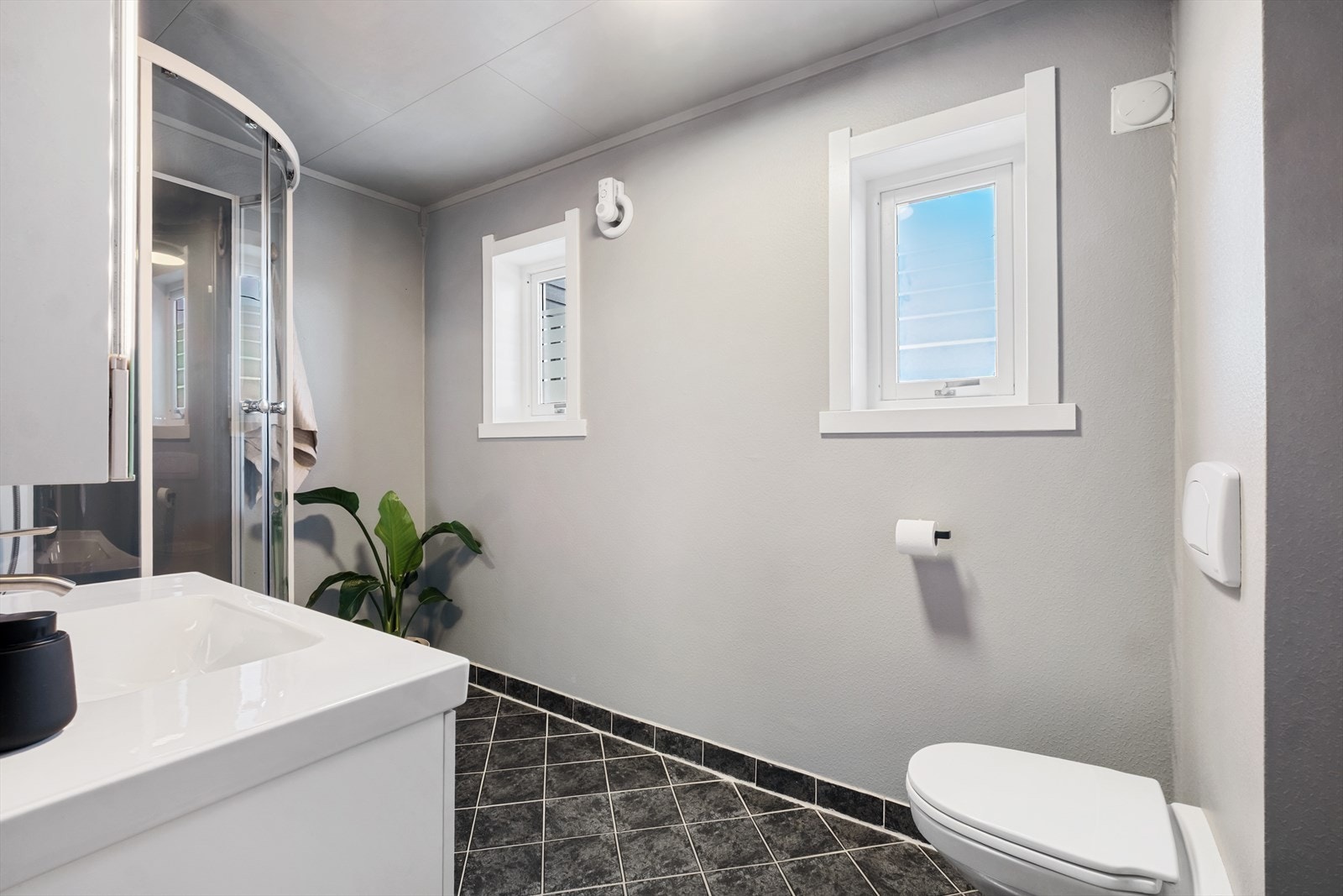 Badet i første etasje er fra 2004 og har fliser på gulvet med varmekabler, samt malt tapet på veggene. Galleribilde