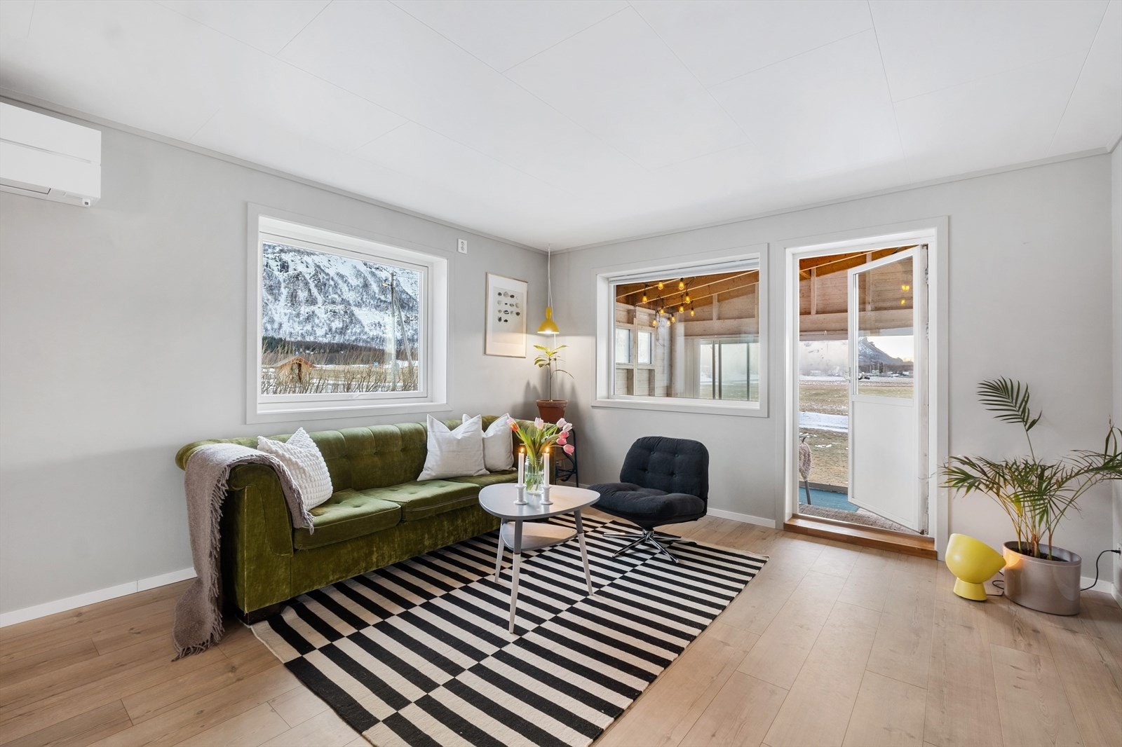 Innbydende stue med god plass til sofagruppe og spisebord. Store vindusflater slipper inn rikelig med naturlig lys. Galleribilde