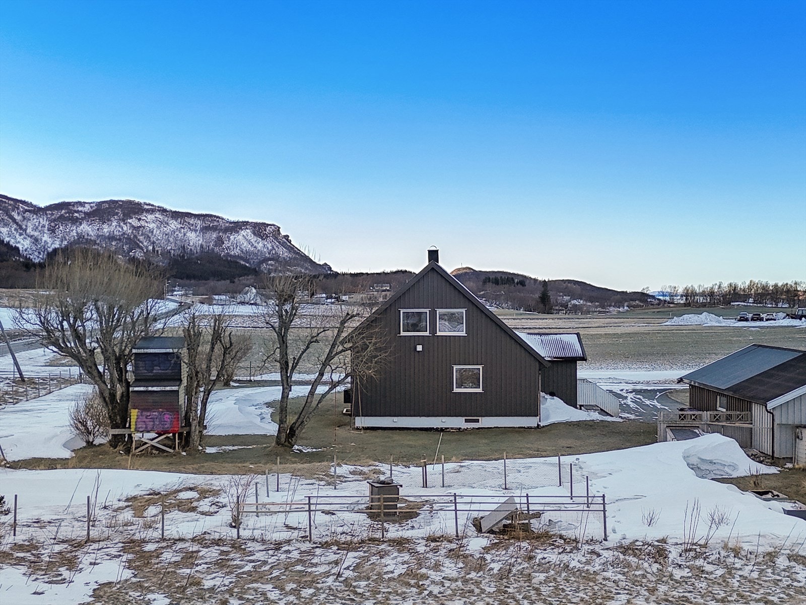 Boligen er omgitt av majestetiske fjell og fjorder. Galleribilde