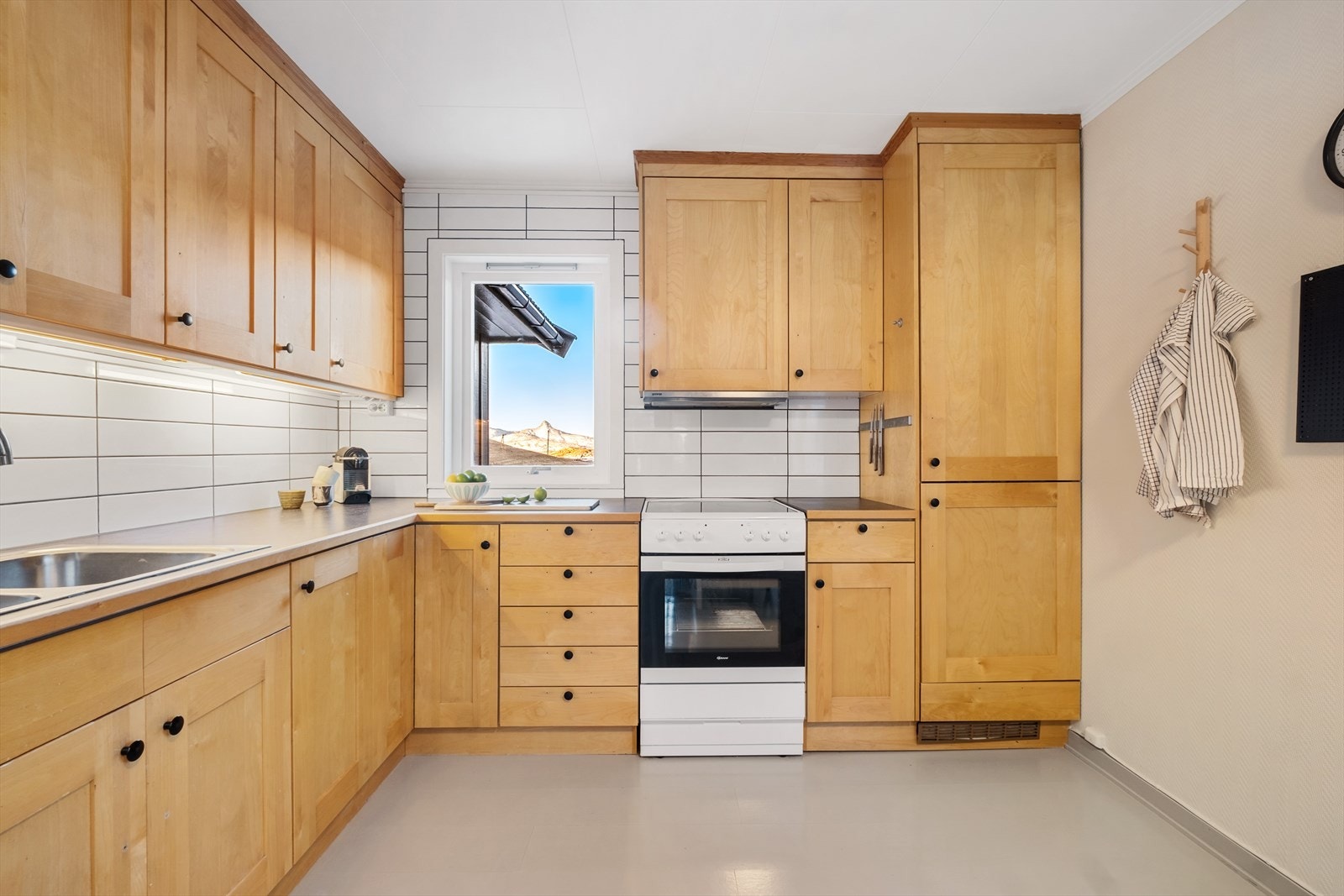 Boligen har en kjøkkeninnredning fra 2004 i bjørk profil, som er godt utbygget med benkeplass og takhøye overskap. Galleribilde