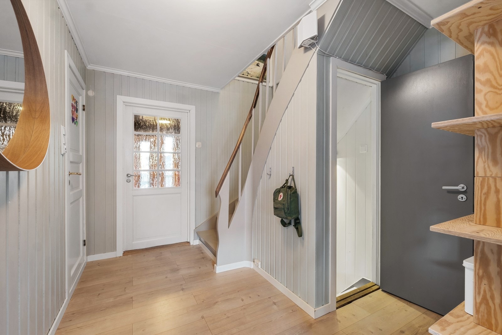 1. etasje består av Består av vindfang, bad, kjøkken, stue og gang m/trapp. Galleribilde