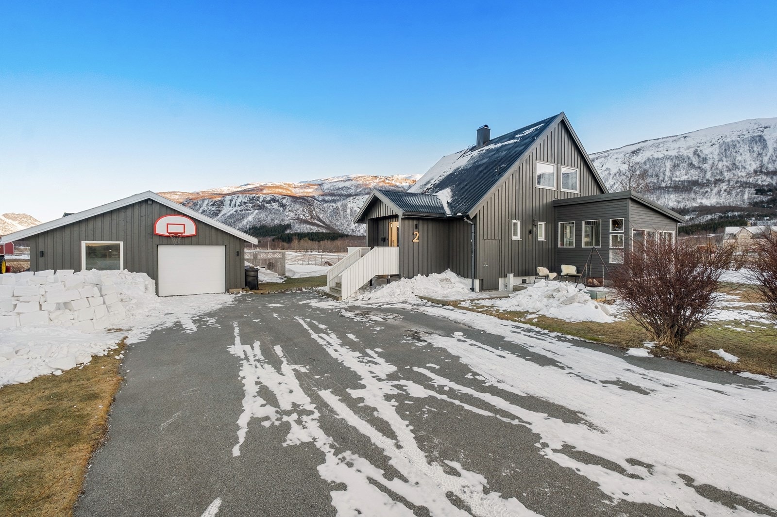 Parkering i garasje og på gårdsplassen. Galleribilde