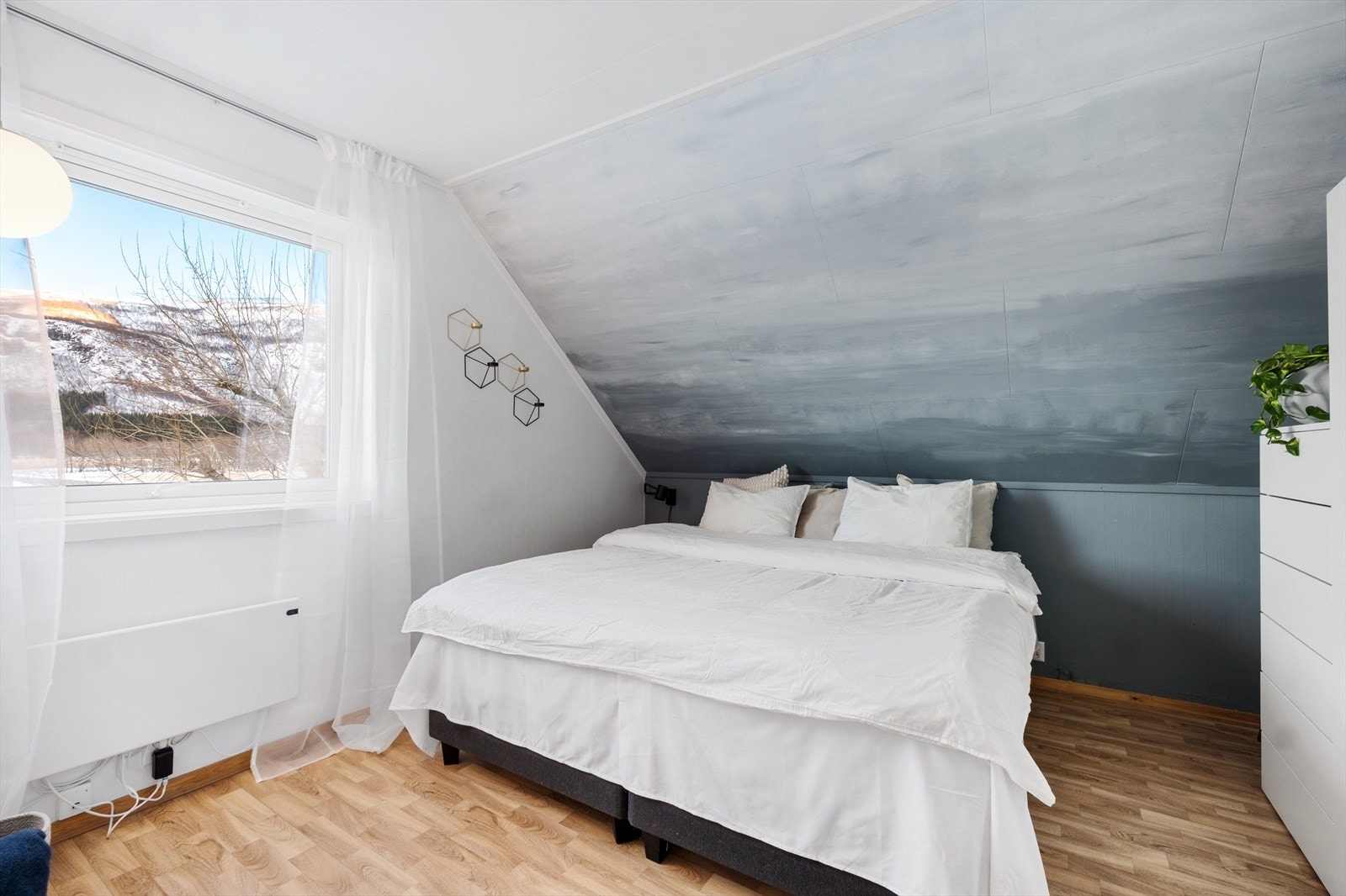 2. etasje består av består av gang m/trapp og 4 soverom. Galleribilde