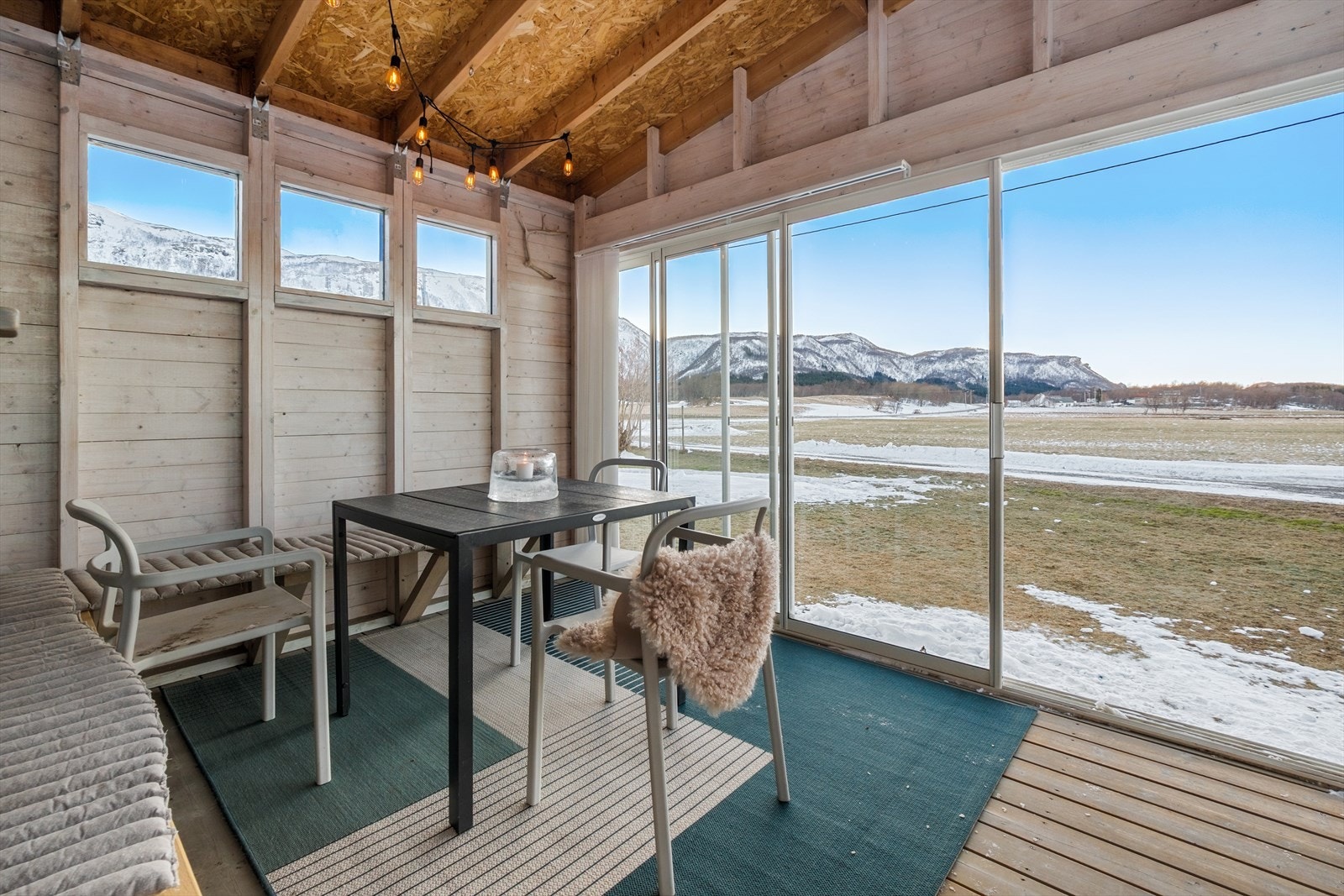 Fra stuen er det utgang til en vinterhage. Det foreligger ikke tegninger eller ferdigattest for tilbygget, tiltaket er er å anse som fasadeendring og dermed søknadspliktig. Galleribilde