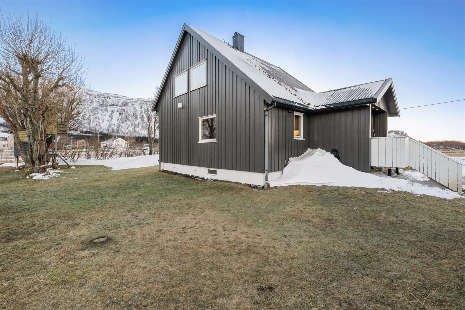 Boligen ligger pent til i flotte omgivelser på Myklebostad. Galleribilde