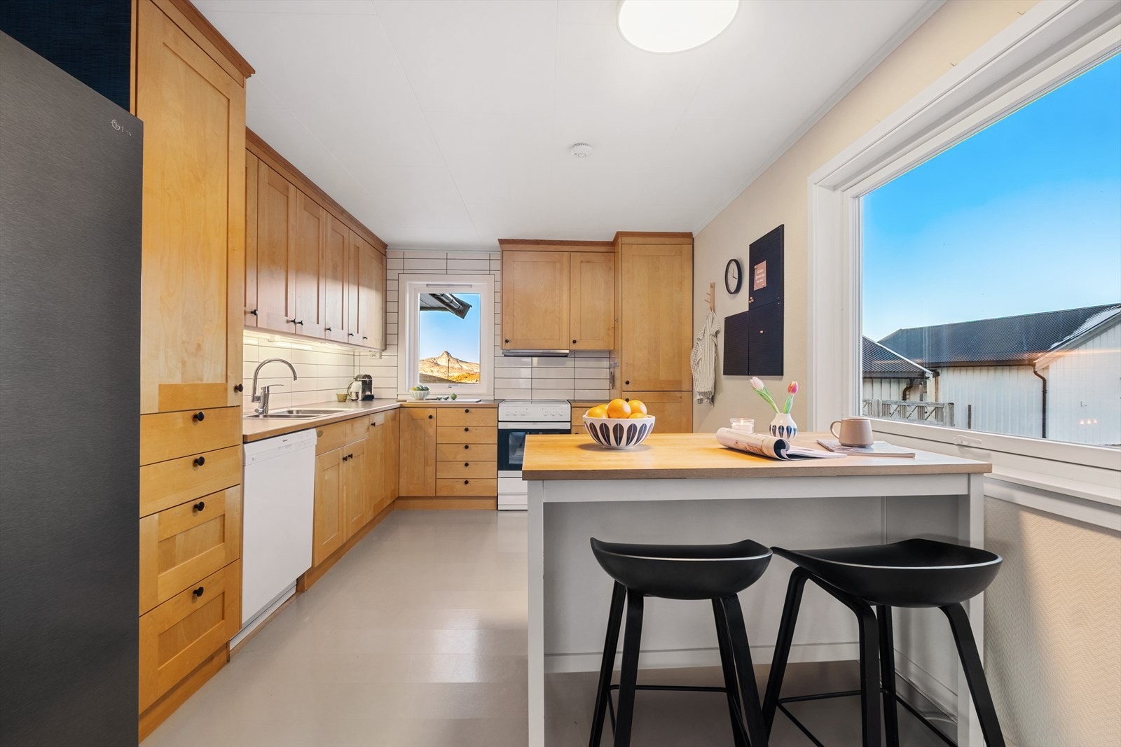 Stort kjøkken med spiseplass. Galleribilde