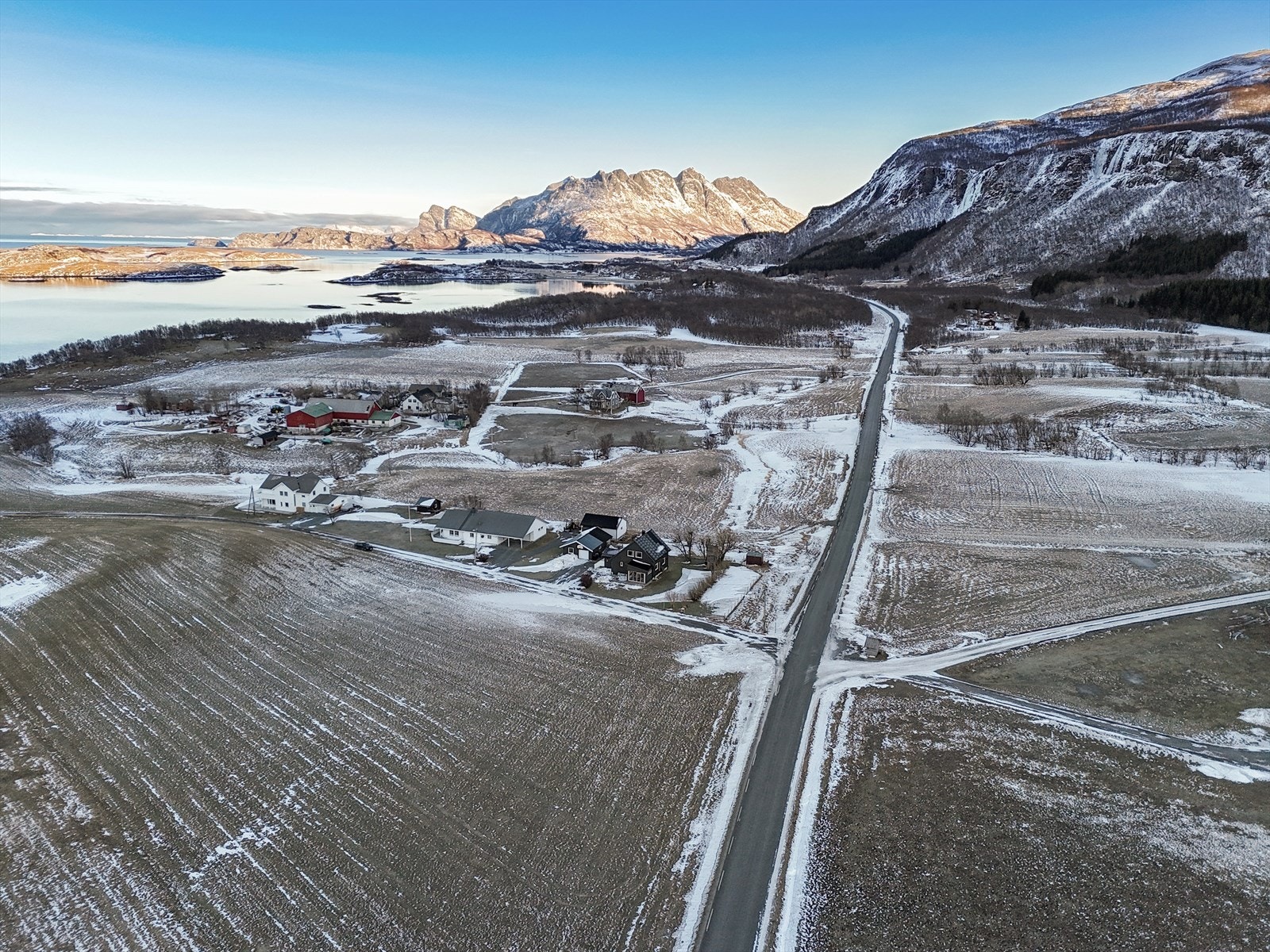 Myklebostad ligger øst for Bodø sentrum, i området mellom Skjelstad og Mosti, på sørsiden av Saltfjorden. Galleribilde