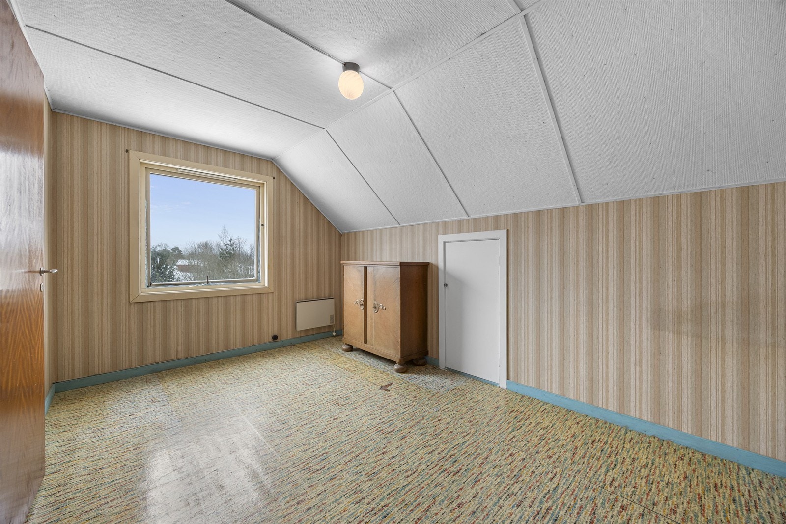 Soverommene på loftet har gulvbelegg og tapetserte flater. Galleribilde