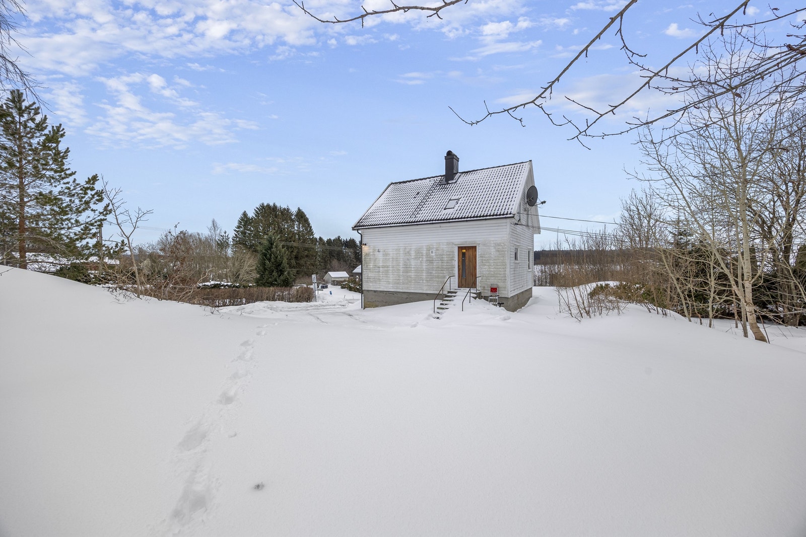 Eiendommen har en sentral beliggenhet på Rykene, med stor hage og gode solforhold. Galleribilde
