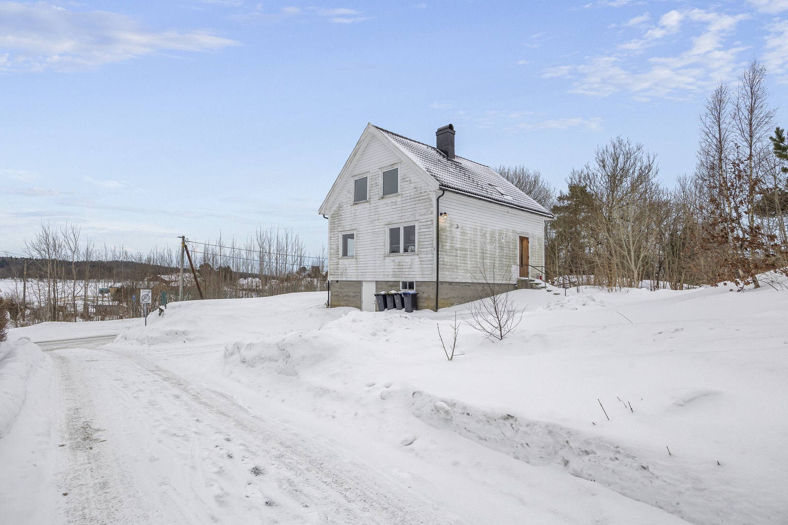 Yttertaket er tekket med takstein fra ca 2018, og kledningen ble skiftet samme år. Det tas et lite forbehold om årstall for dette, da det er basert på hukommelse. Galleribilde
