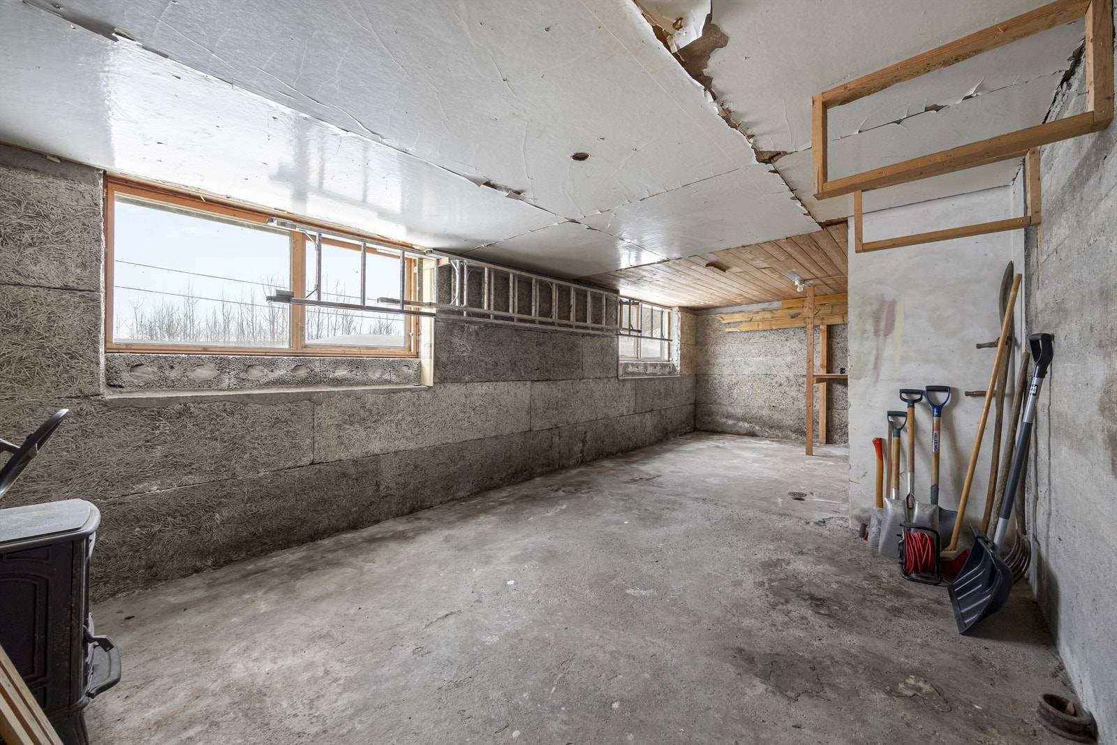 Kjelleren er uinnredet og byr på rikelig med lagringsplass og muligheter. Galleribilde