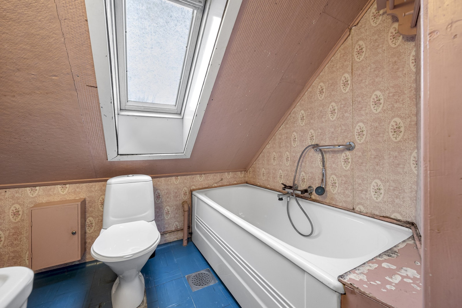 Badet har behov for renovering. Galleribilde