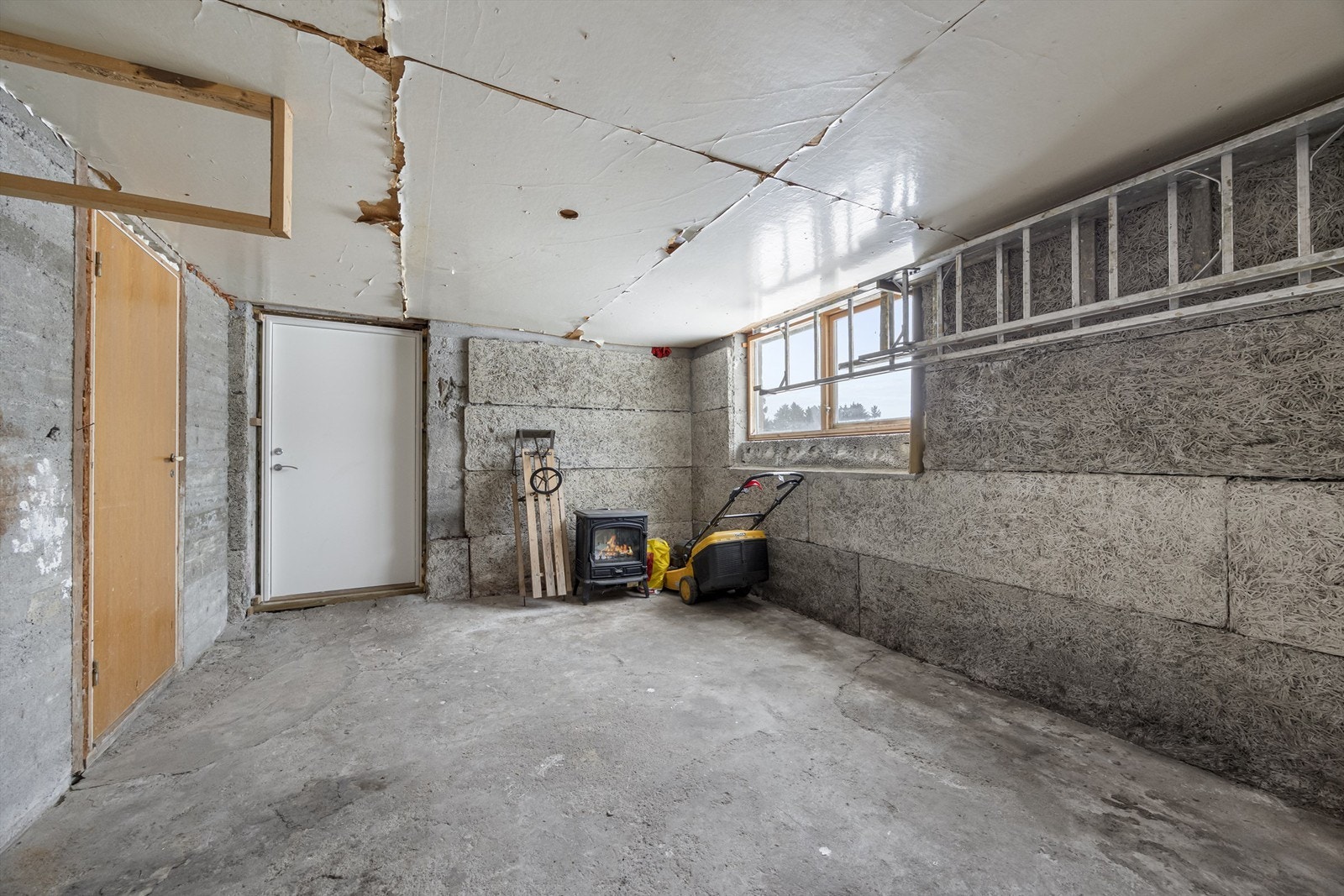 Gulvet er i støpt betong og veggene er av betong kledd med cellulose-plater. Galleribilde