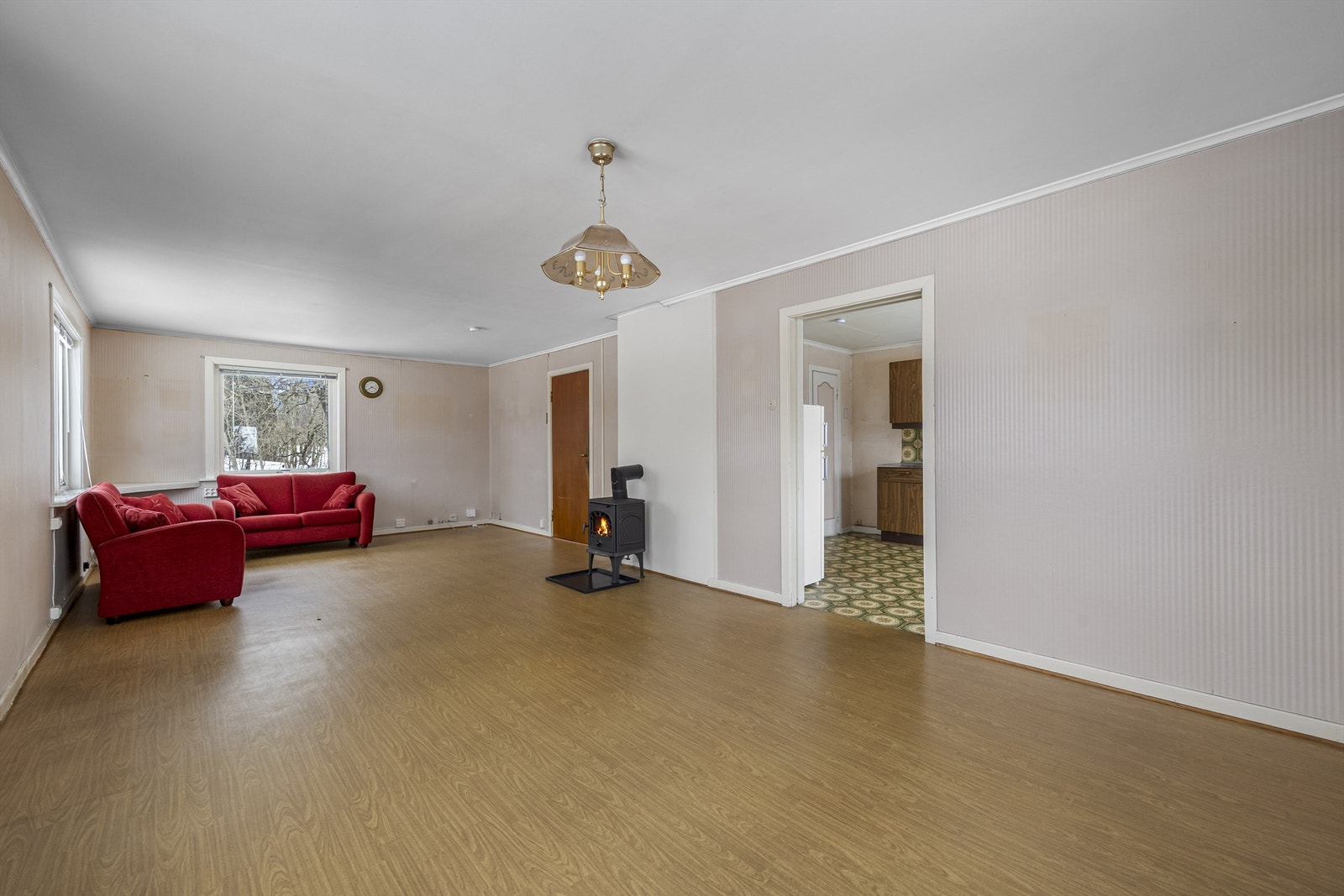 Rommet har gulvbelegg, tapetserte flater og panel på veggene. Galleribilde