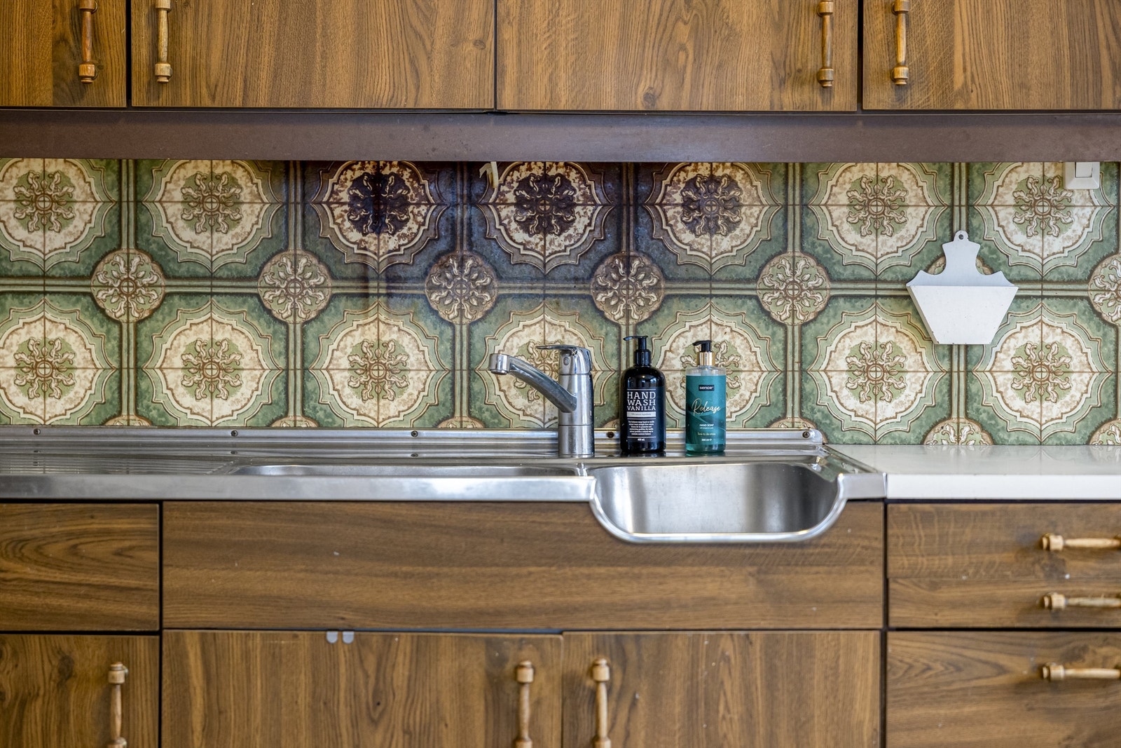 Benkeplaten i laminat har en nedfelt oppvaskkum med ett-greps armatur. Galleribilde