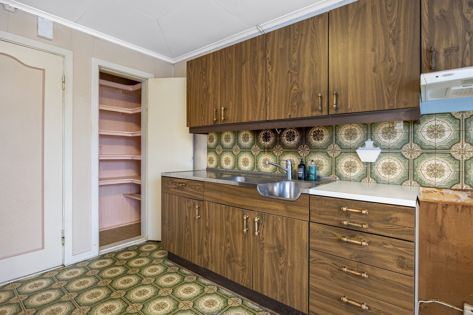 Praktisk tilknyttet matbod/spiskammers. Galleribilde