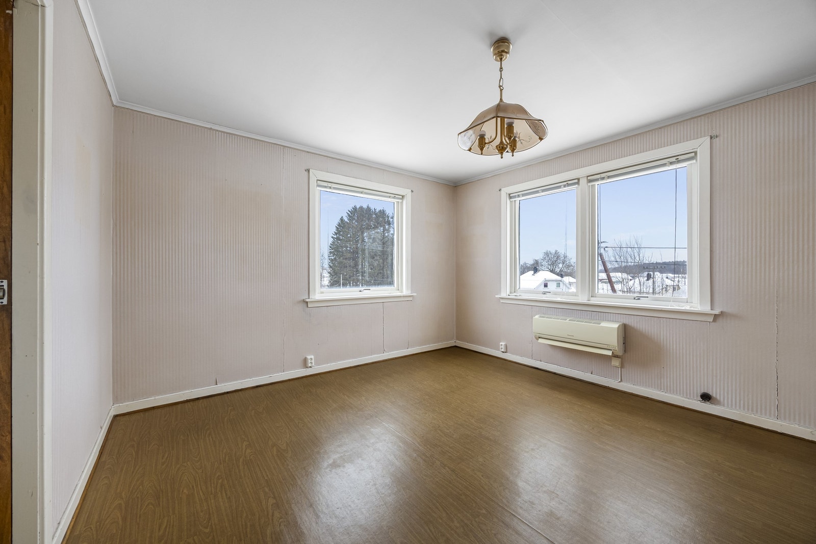 Oppvarming med varmepumpe og peis i stuen. Galleribilde