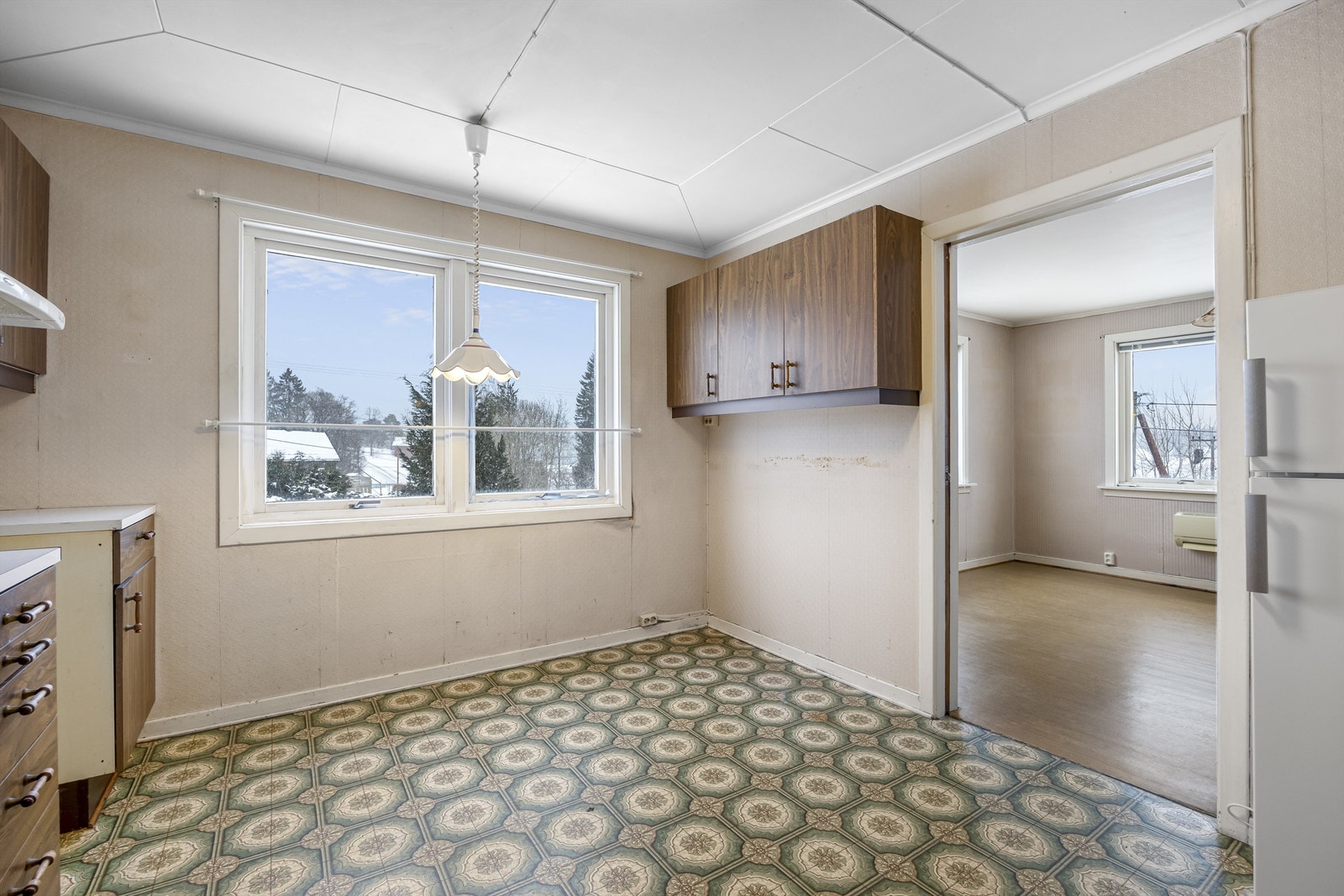 Rommet er romslig og gir et godt utgangspunkt for et nytt og moderne kjøkken. Galleribilde