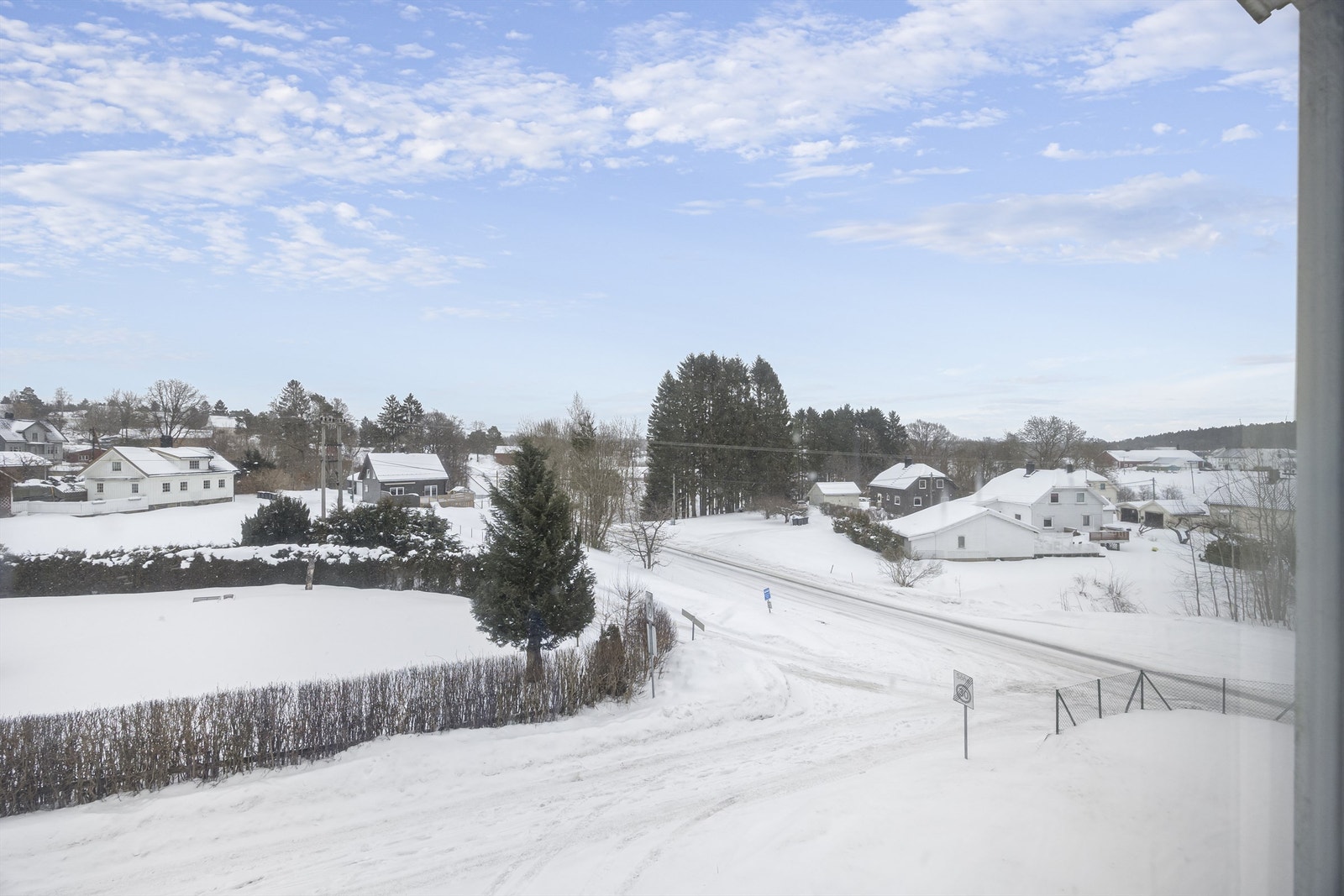 Fra eiendommen er det gangavstand til både Rykene skole, barnehage og Joker-butikken blant annet! Galleribilde