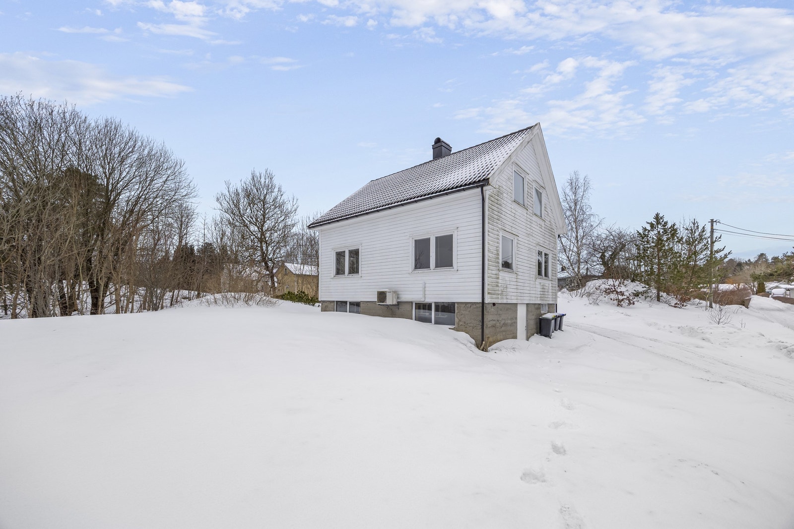 Enebolig med oppussingsbehov og romslig tomt. Galleribilde