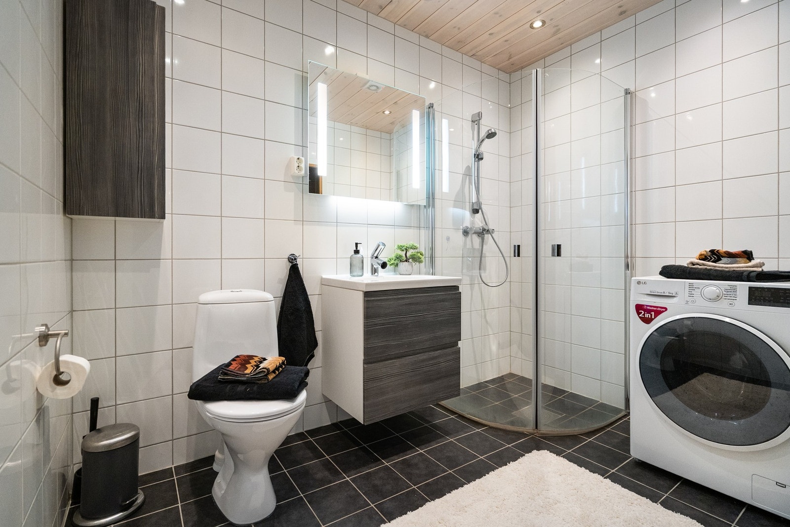 Bad med inngang til badstue. Galleribilde