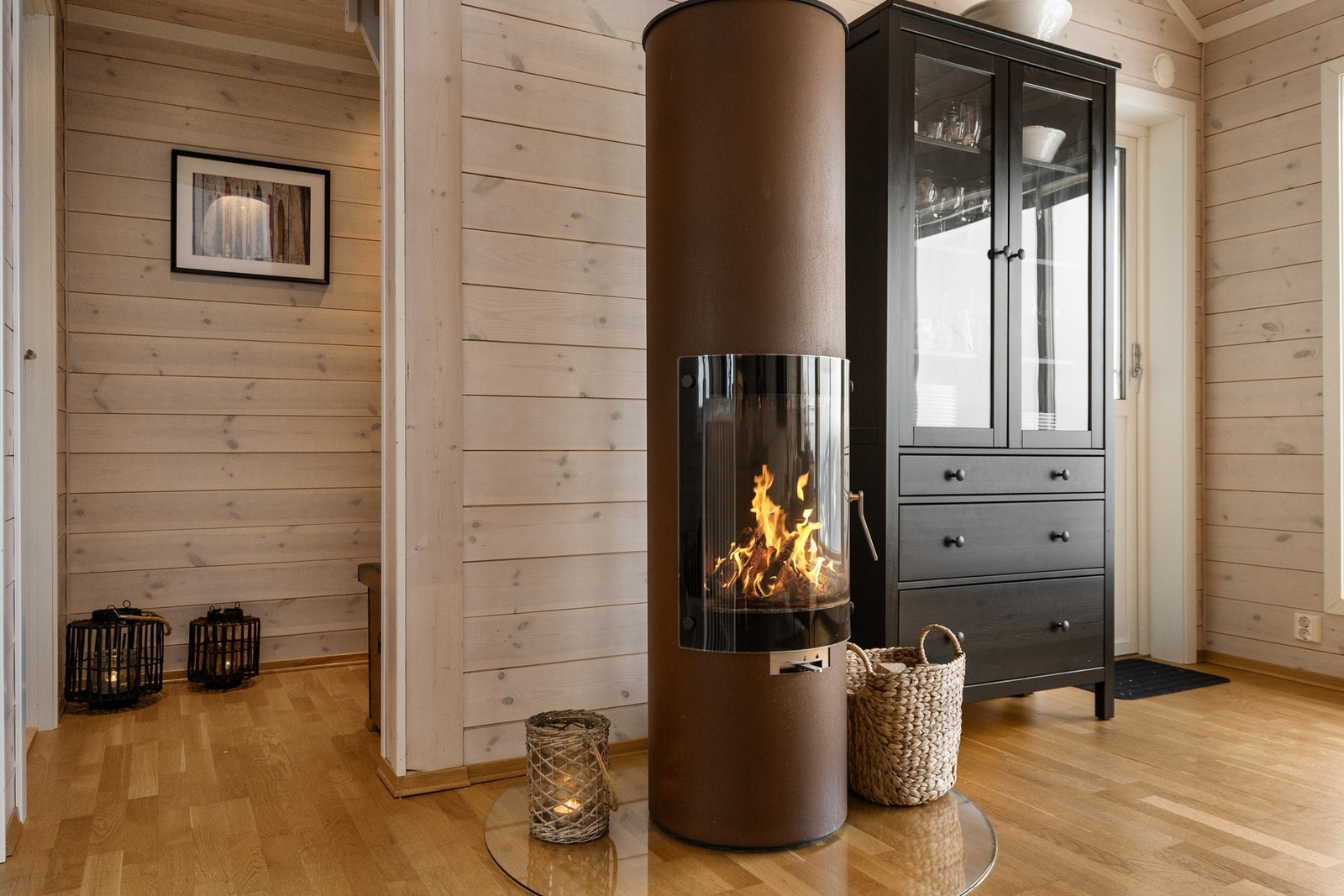 Stemningsfull peis i stue. Galleribilde