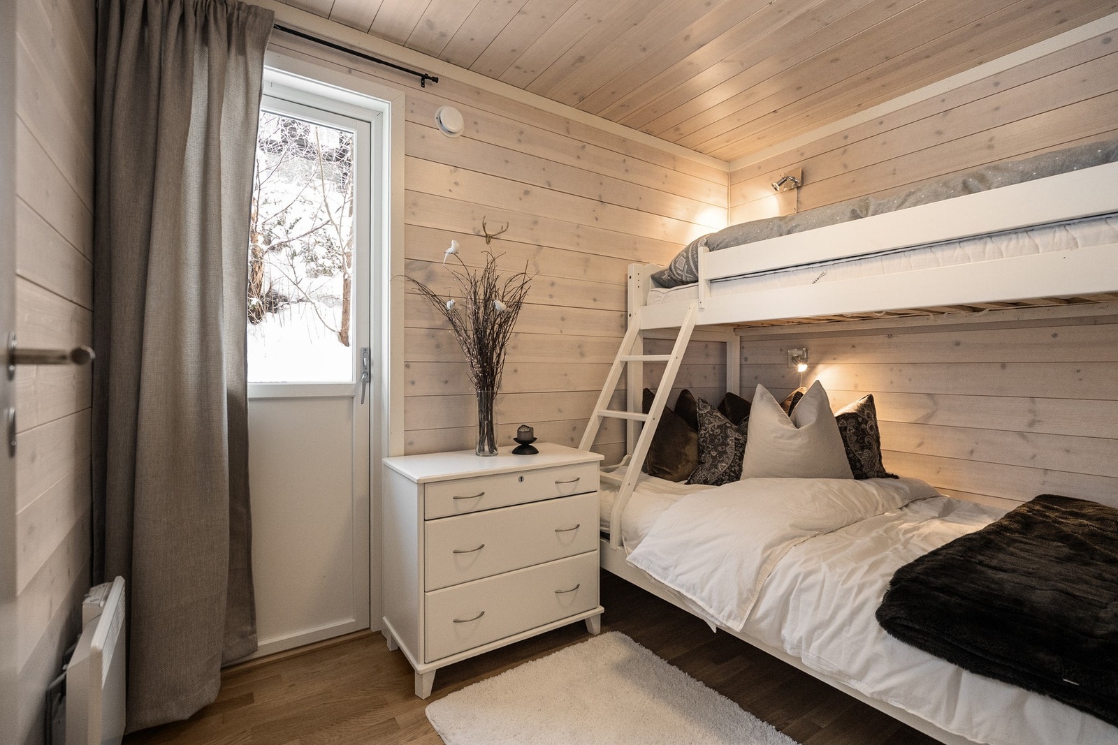 Soverom med familiekøye i første etasje. Galleribilde