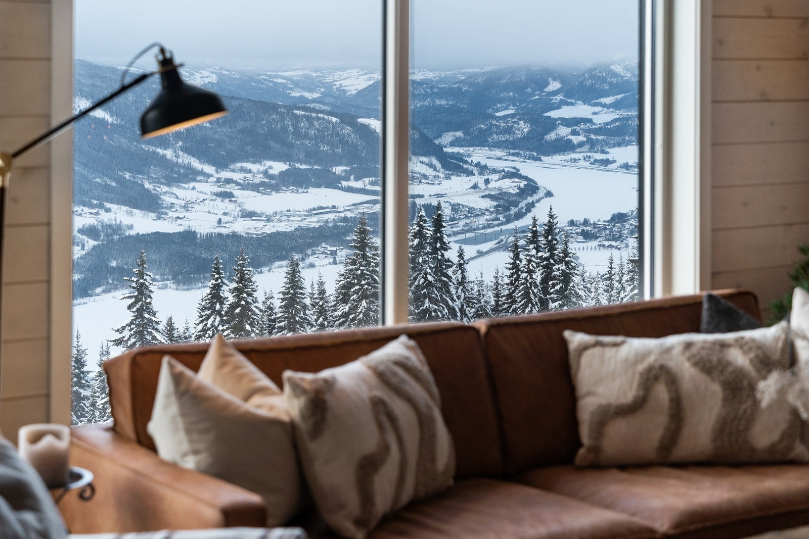 Store vindusflater slipper naturen helt inn. Galleribilde