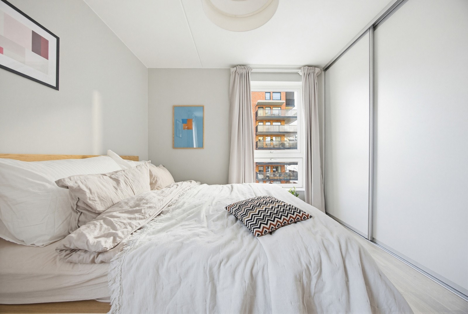 Det er montert skyvedørsgarderobe på soverommet. Galleribilde