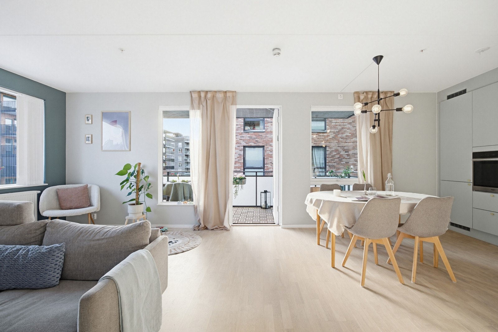 Leiligheten har gode lysforhold og er malt i en lys tone. Galleribilde