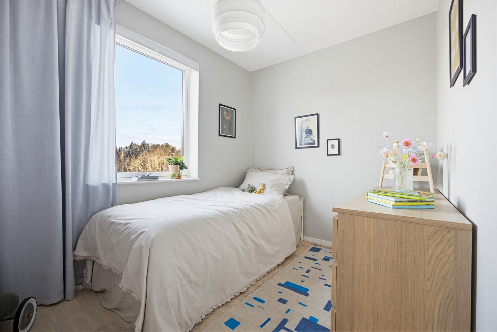 Det tredje soverommet har også plass til seng/dobbelseng, garderobeløsning m.m. Galleribilde