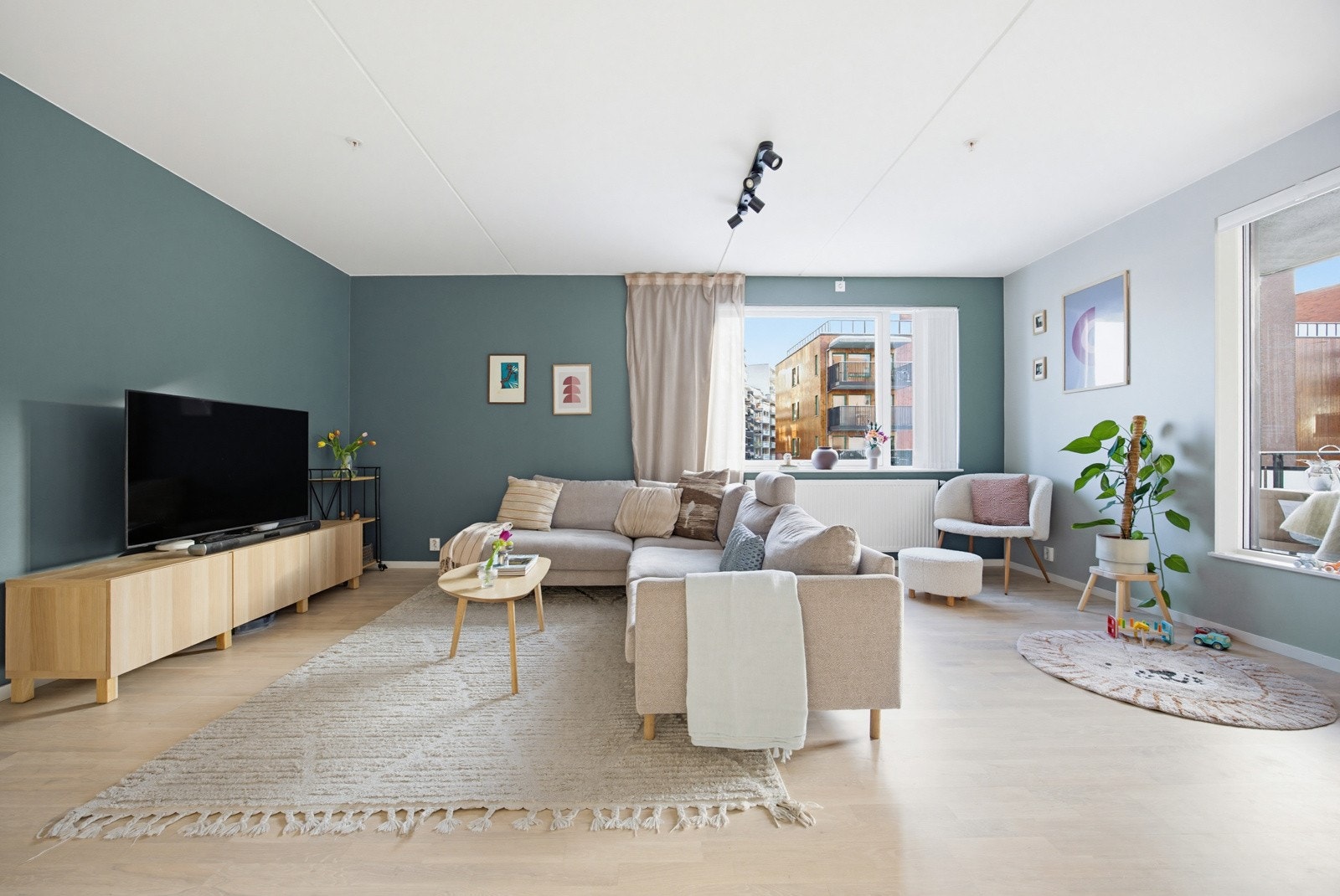 Stuen er lys og romslig med god plass til sofagruppe og spisebord. Galleribilde