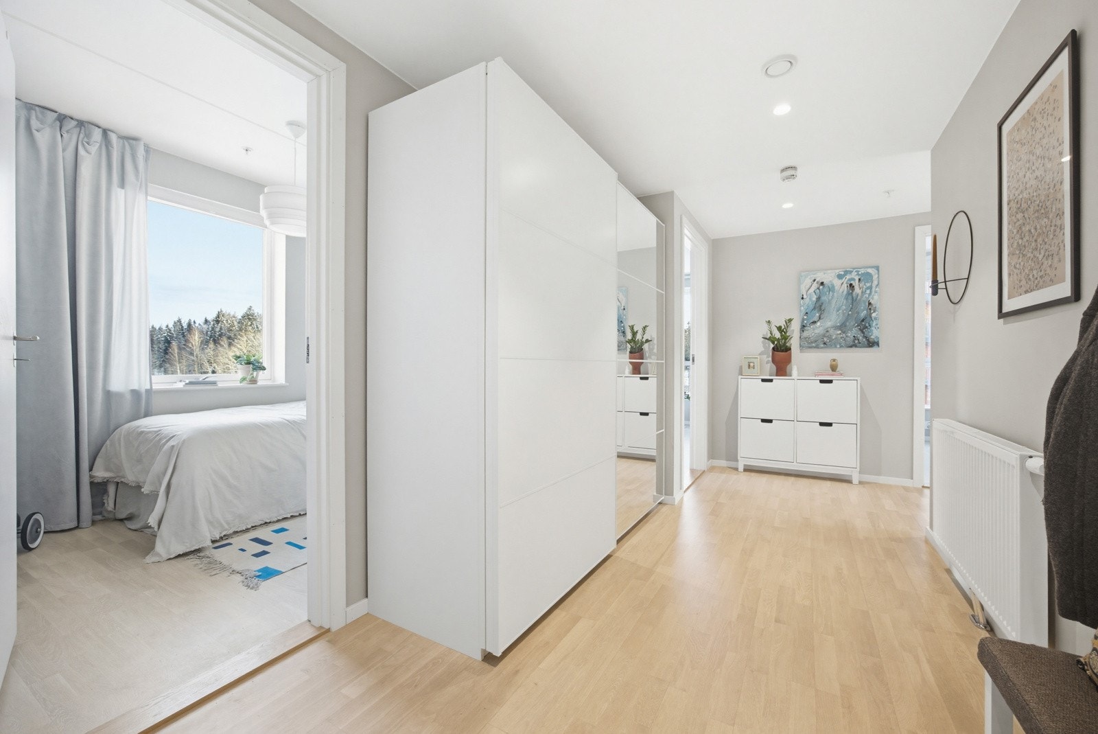 Entréen er lys og ønsker deg velkommen med god plass til garderobeløsning / oppbevaring. Her er det rom for yttertøy og skoskap inkludert annet man måtte ønske. Galleribilde