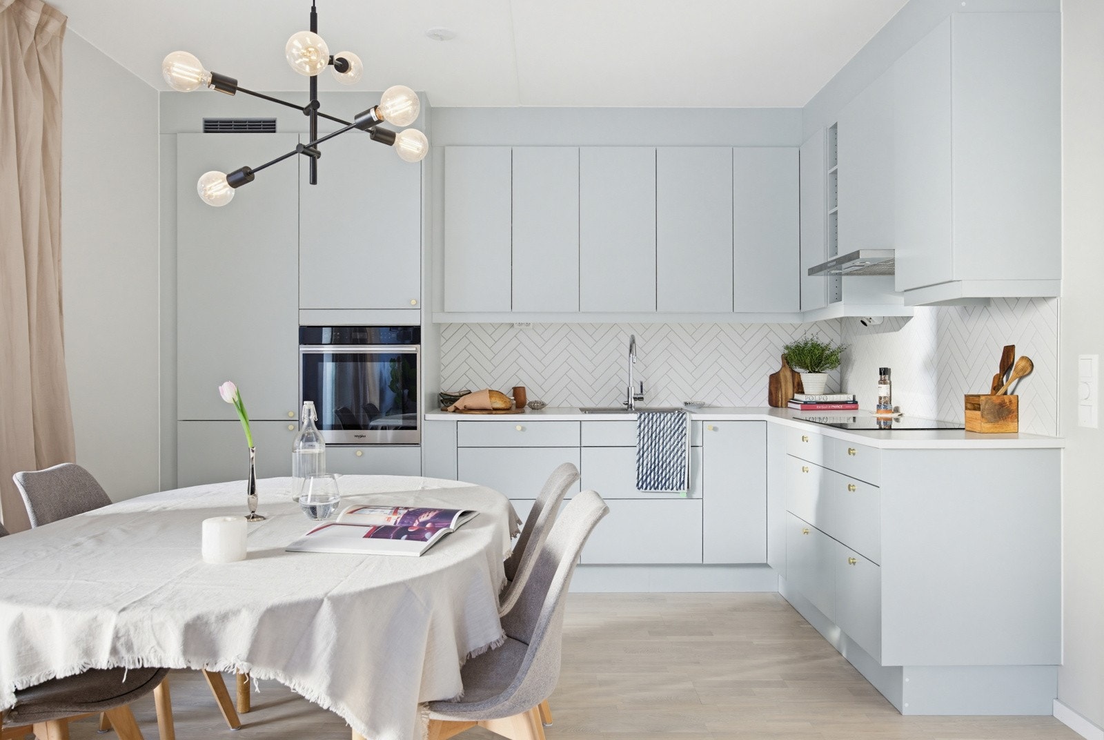 Kjøkkenet er levert av Marbodal og har integrerte hvitevarer som stekeovn, platetopp, kjøl/frys og oppvaskmaskin. Galleribilde